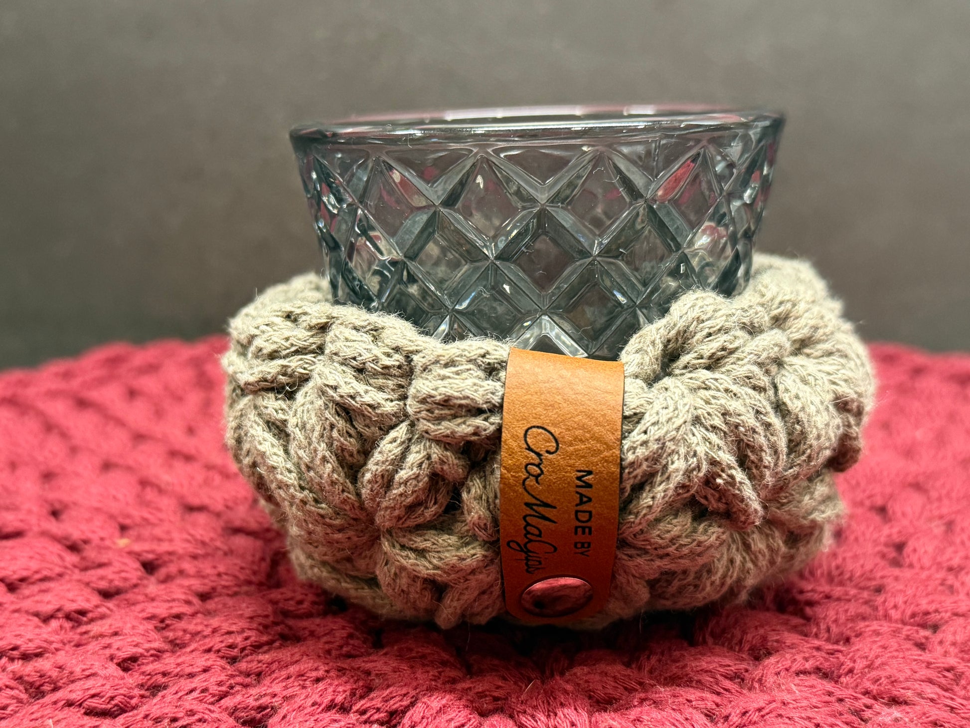 Teelichter mit gehäkeltem Korb im Jasmin- Muster