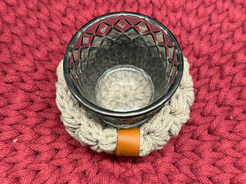 Teelichter mit gehäkeltem Korb im Jasmin- Muster