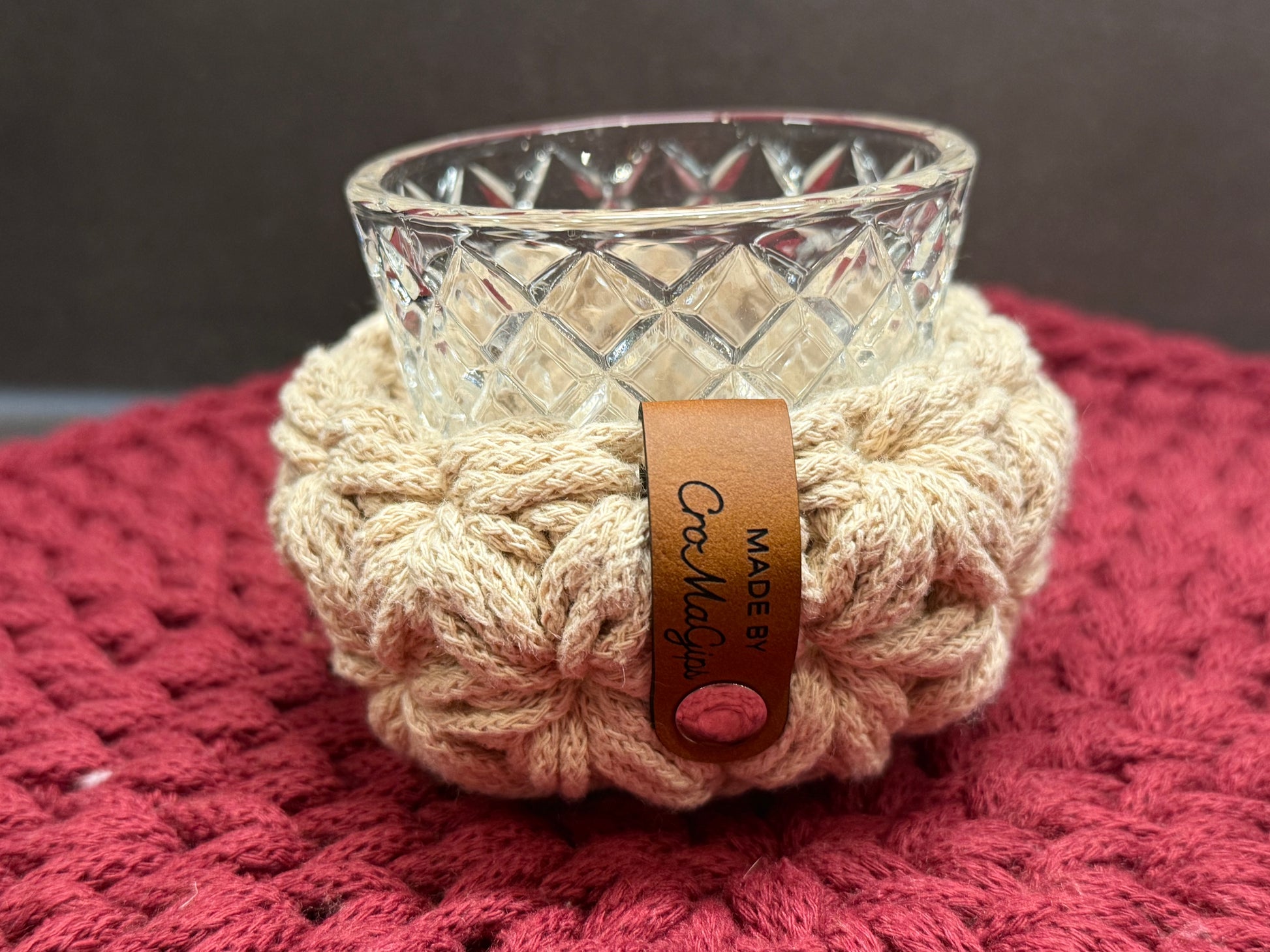 Teelichter mit gehäkeltem Korb im Jasmin- Muster