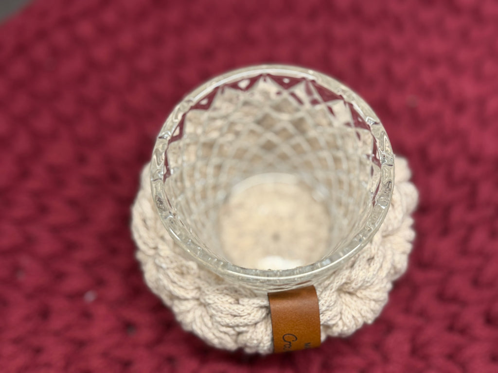 Teelichter mit gehäkeltem Korb im Jasmin- Muster