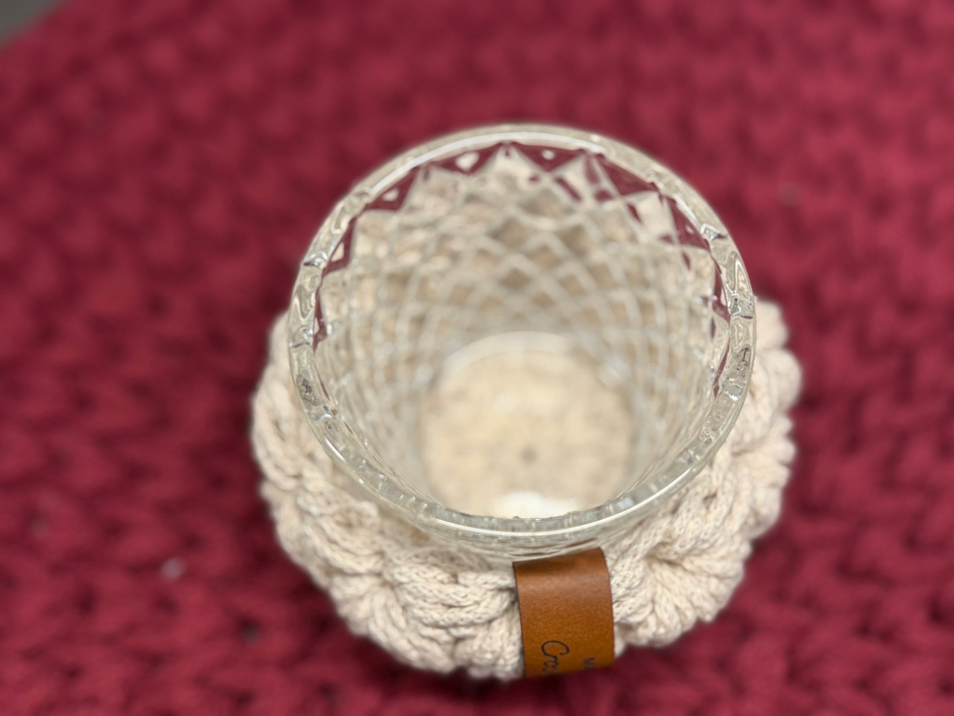 Teelichter mit gehäkeltem Korb im Jasmin- Muster