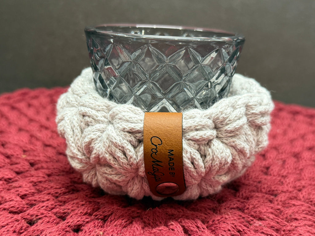 Teelichter mit gehäkeltem Korb im Jasmin- Muster