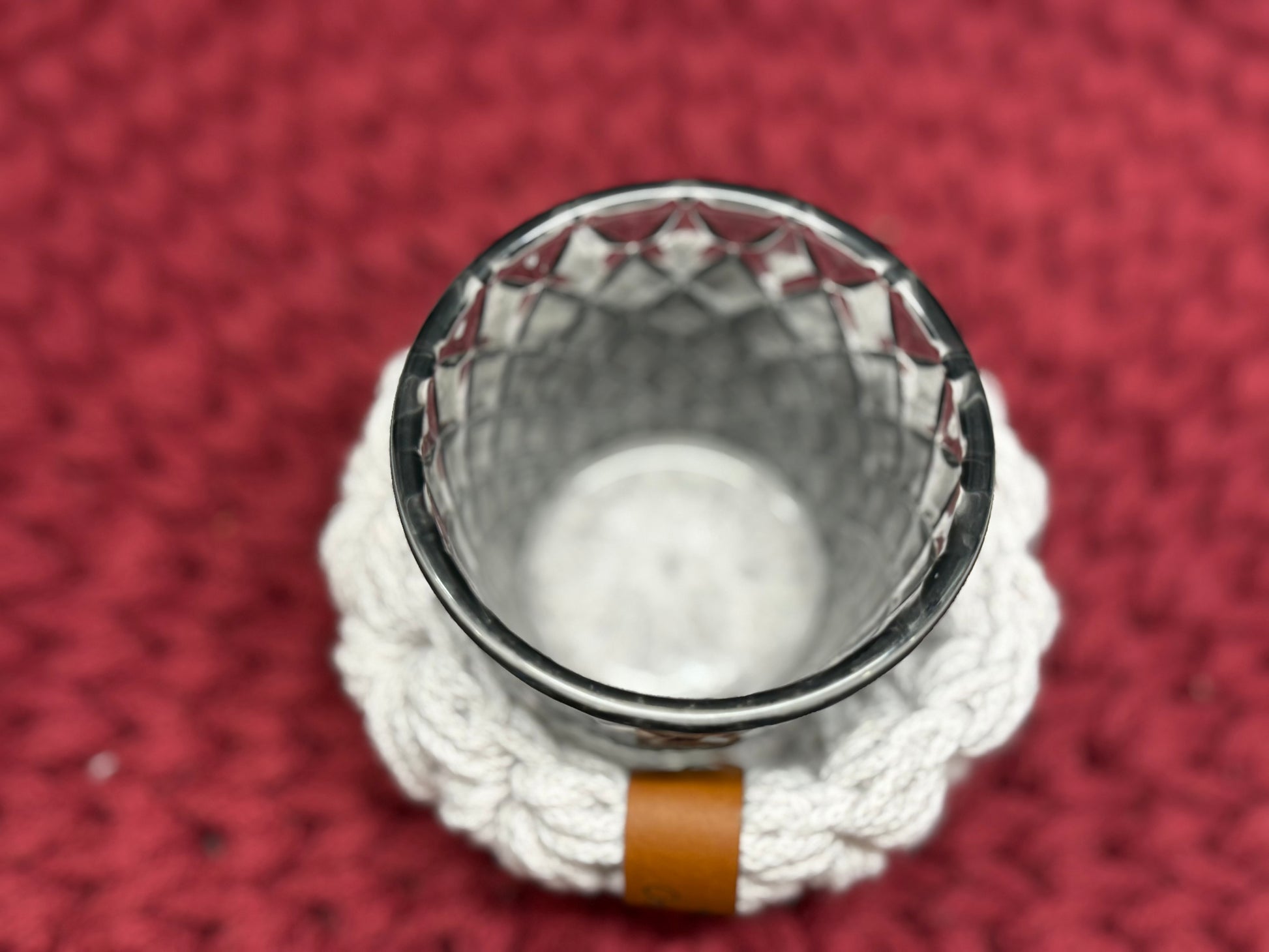 Teelichter mit gehäkeltem Korb im Jasmin- Muster