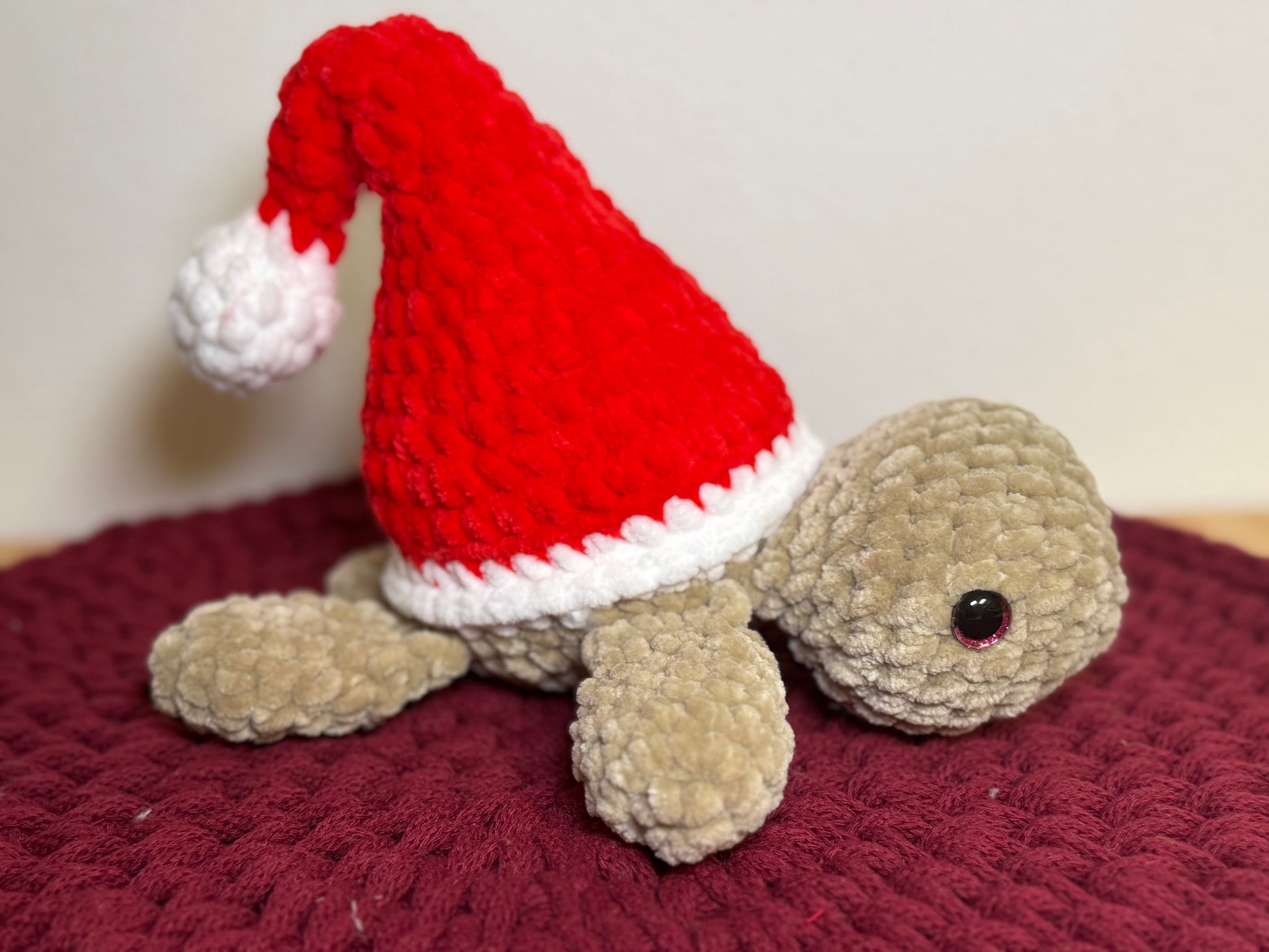 Weihnachtliche Amigurumi-Schildkröte – handgehäkelt