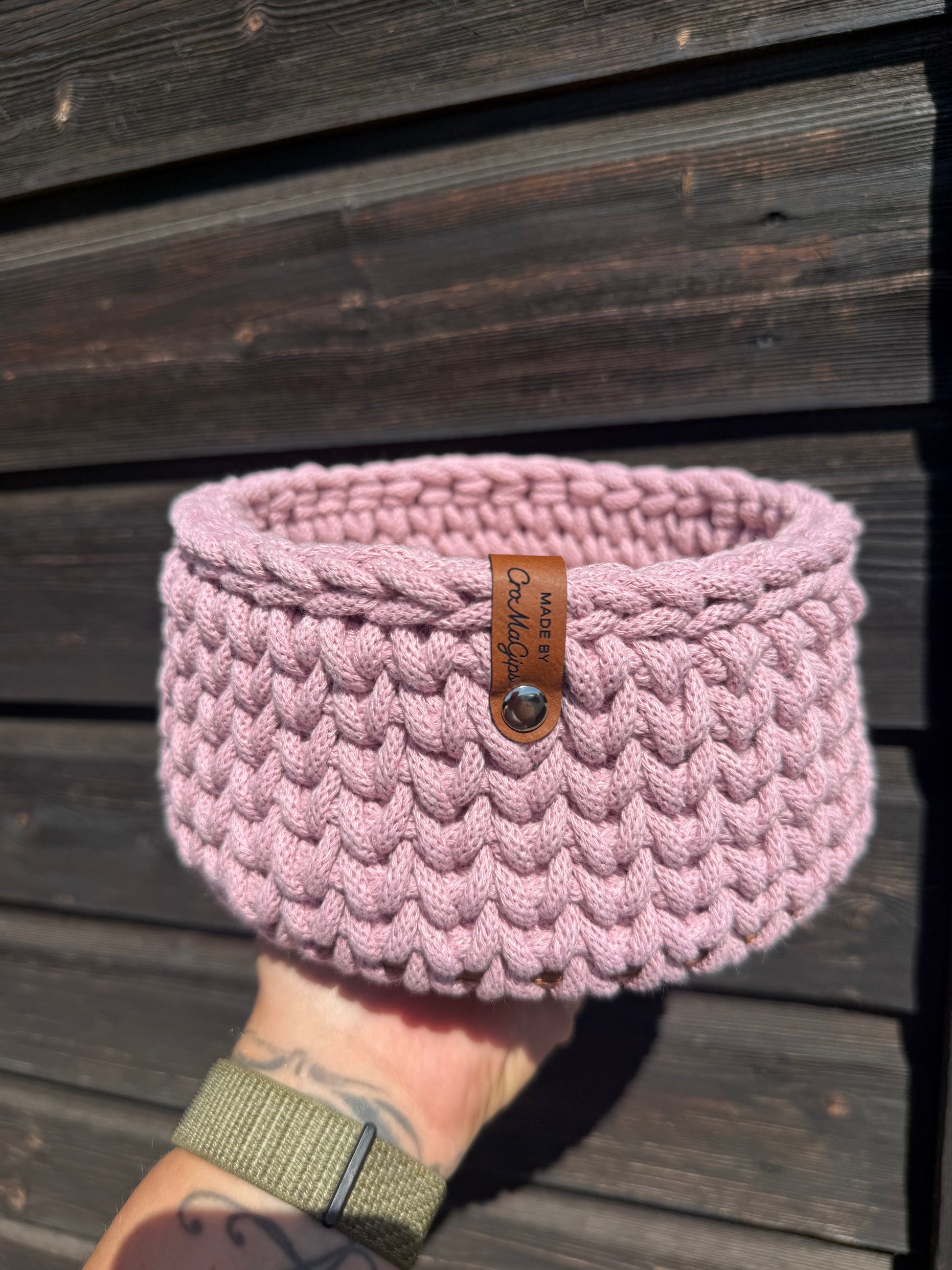 Gehäkelter Korb mit Holzboden – Dusty Rose