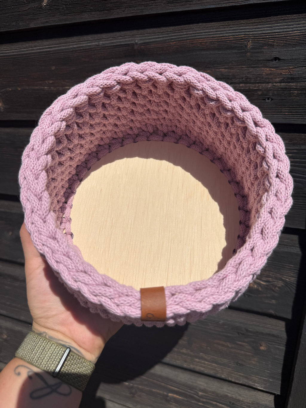 Gehäkelter Korb mit Holzboden – Dusty Rose