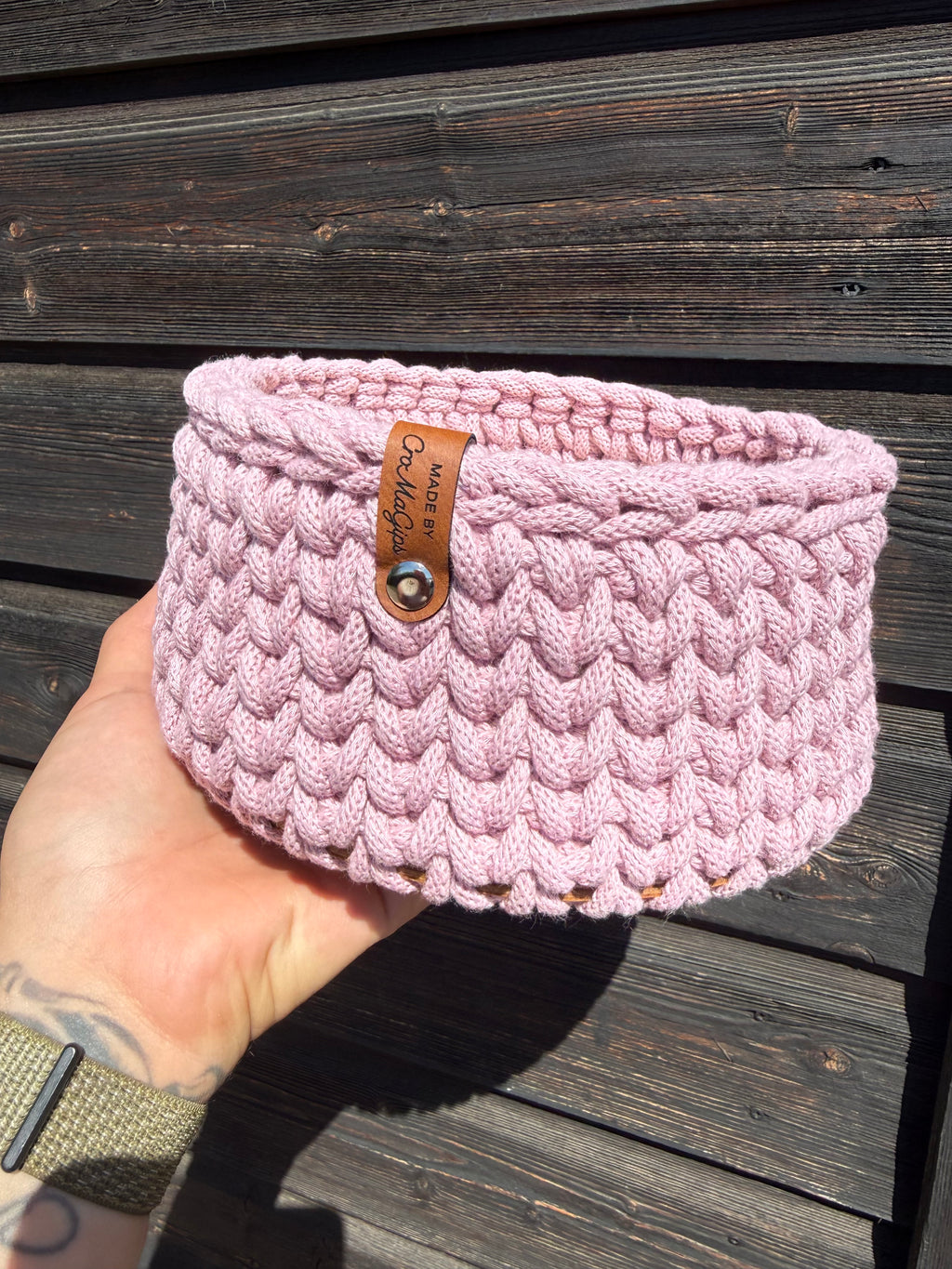 Gehäkelter Korb mit Holzboden – Dusty Rose