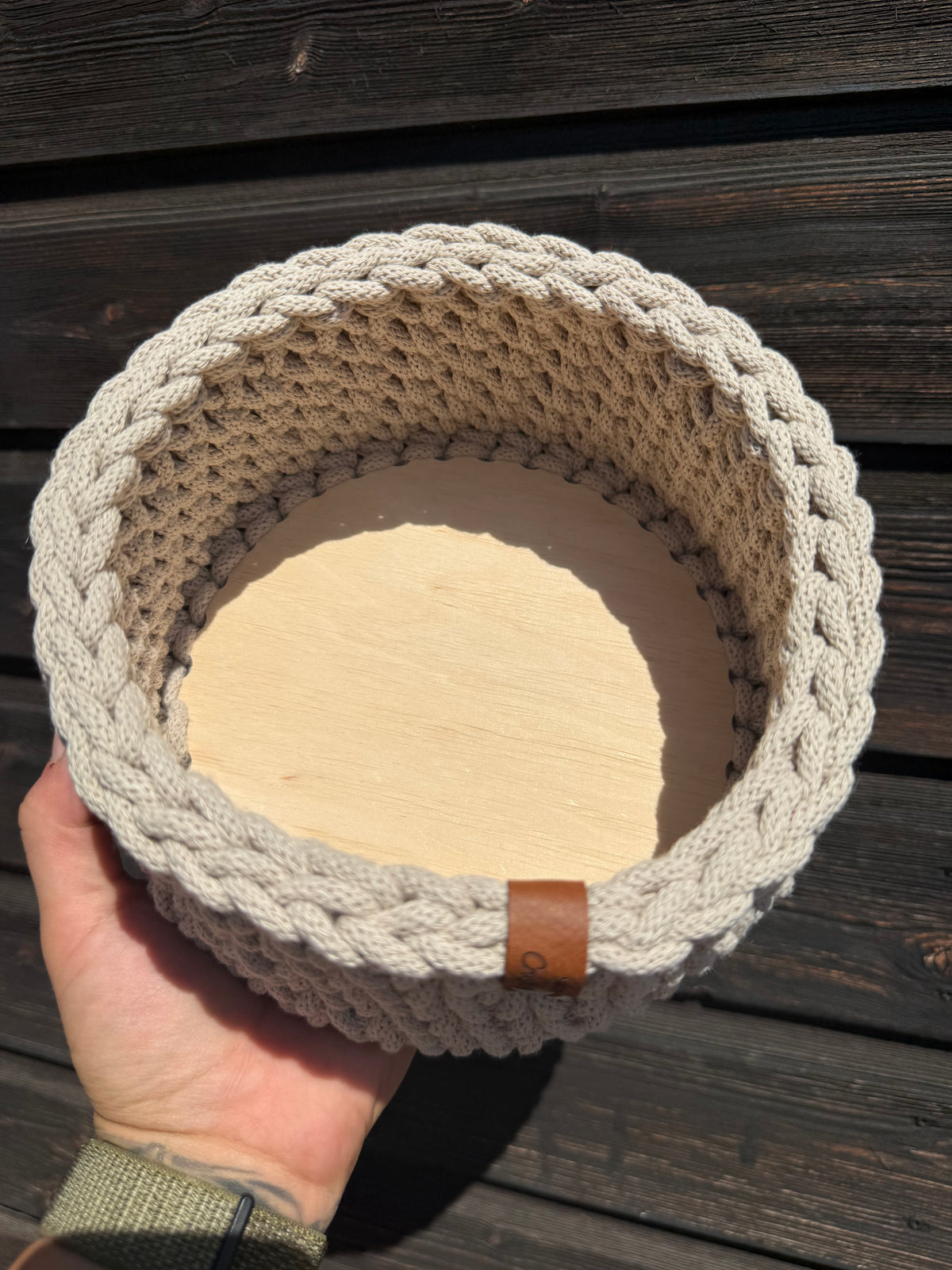 Gehäkelter Korb mit Holzboden – Warm Beige