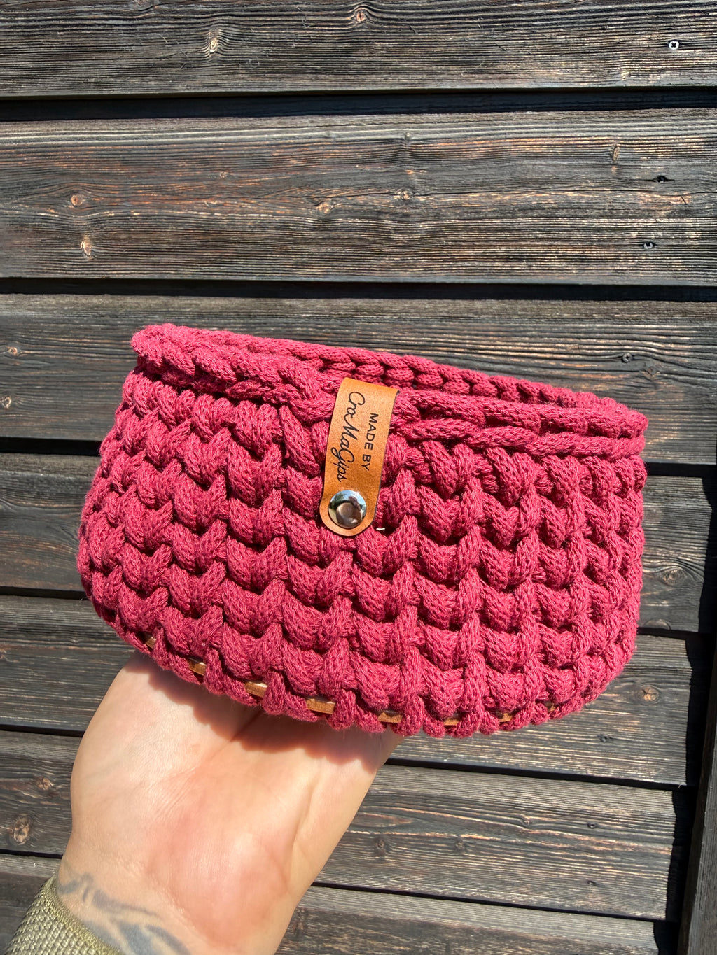 Gehäkelter Korb mit Holzboden – Wine Red