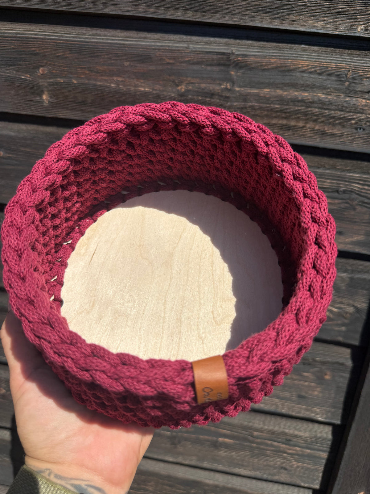 Gehäkelter Korb mit Holzboden – Wine Red