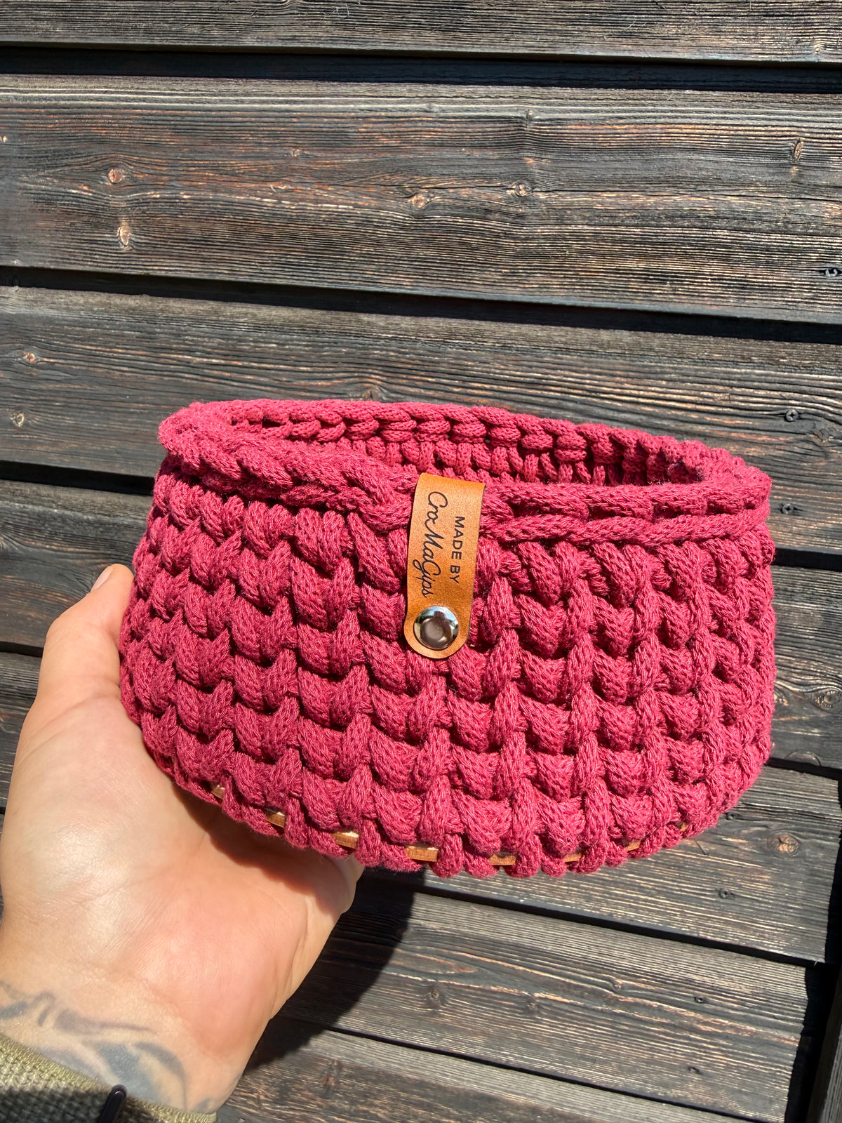 Gehäkelter Korb mit Holzboden – Wine Red
