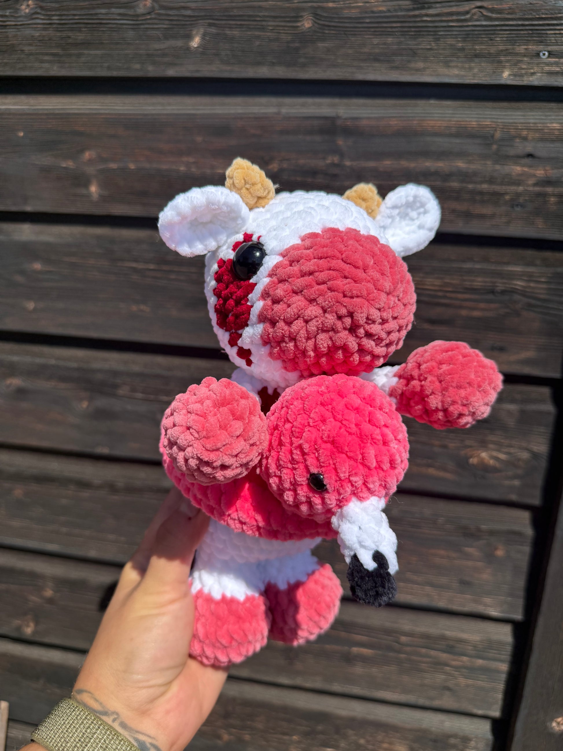 Gehäkelte Amigurumi Kuh mit Flamingo Schwimmreifen