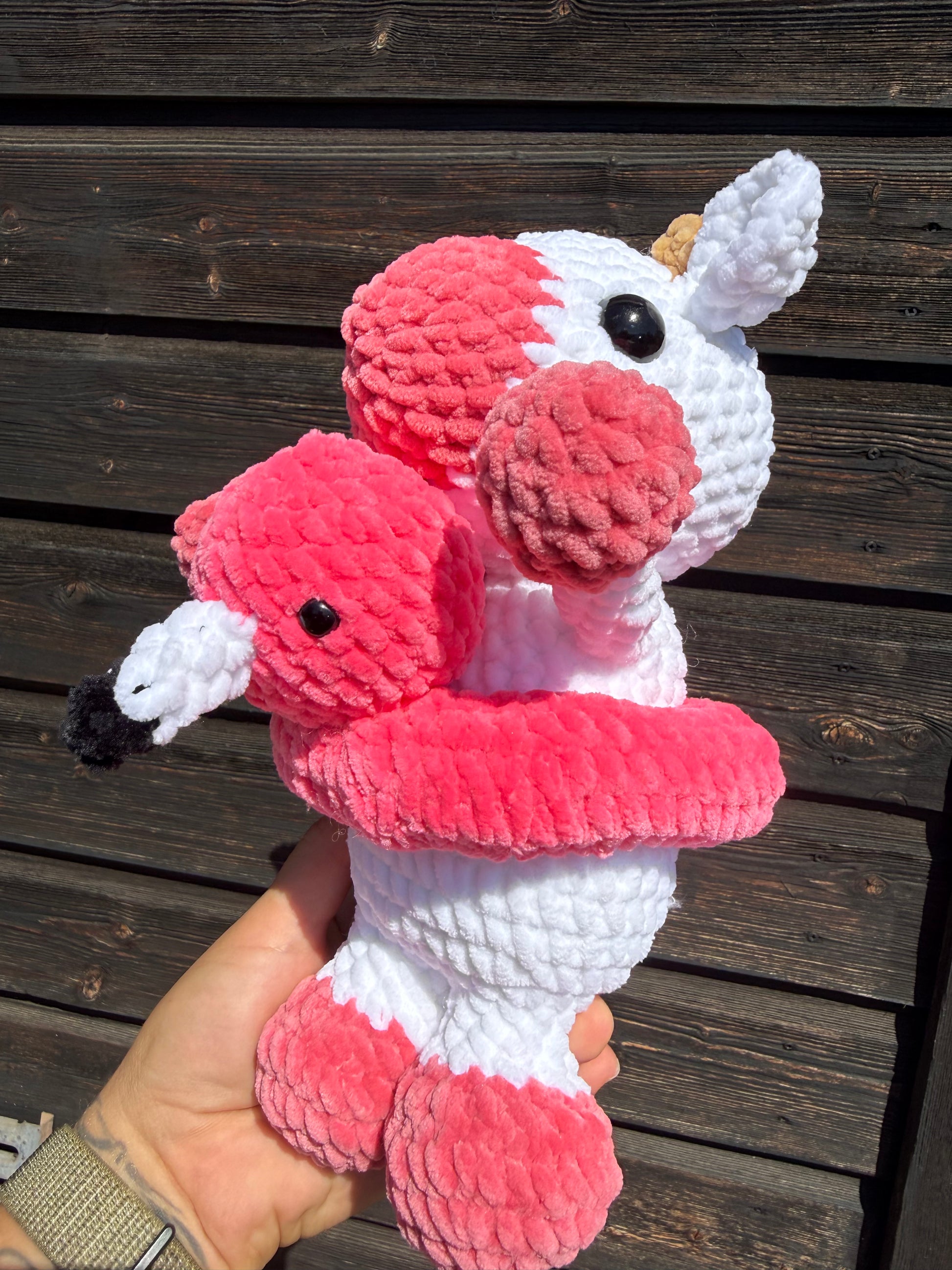 Gehäkelte Amigurumi Kuh mit Flamingo Schwimmreifen