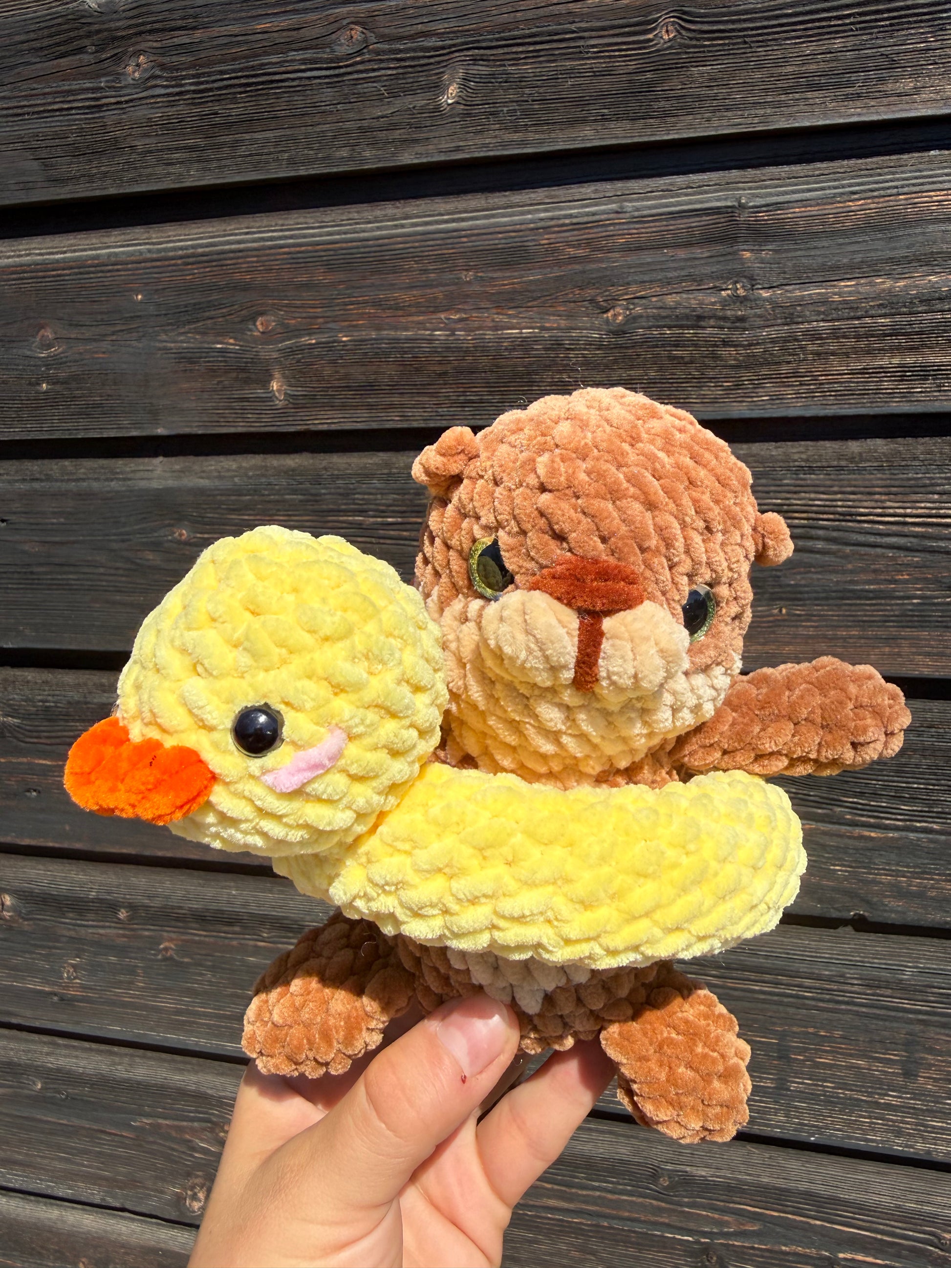 Gehäkelte Amigurumi Otter mit Enten Schwimmreifen