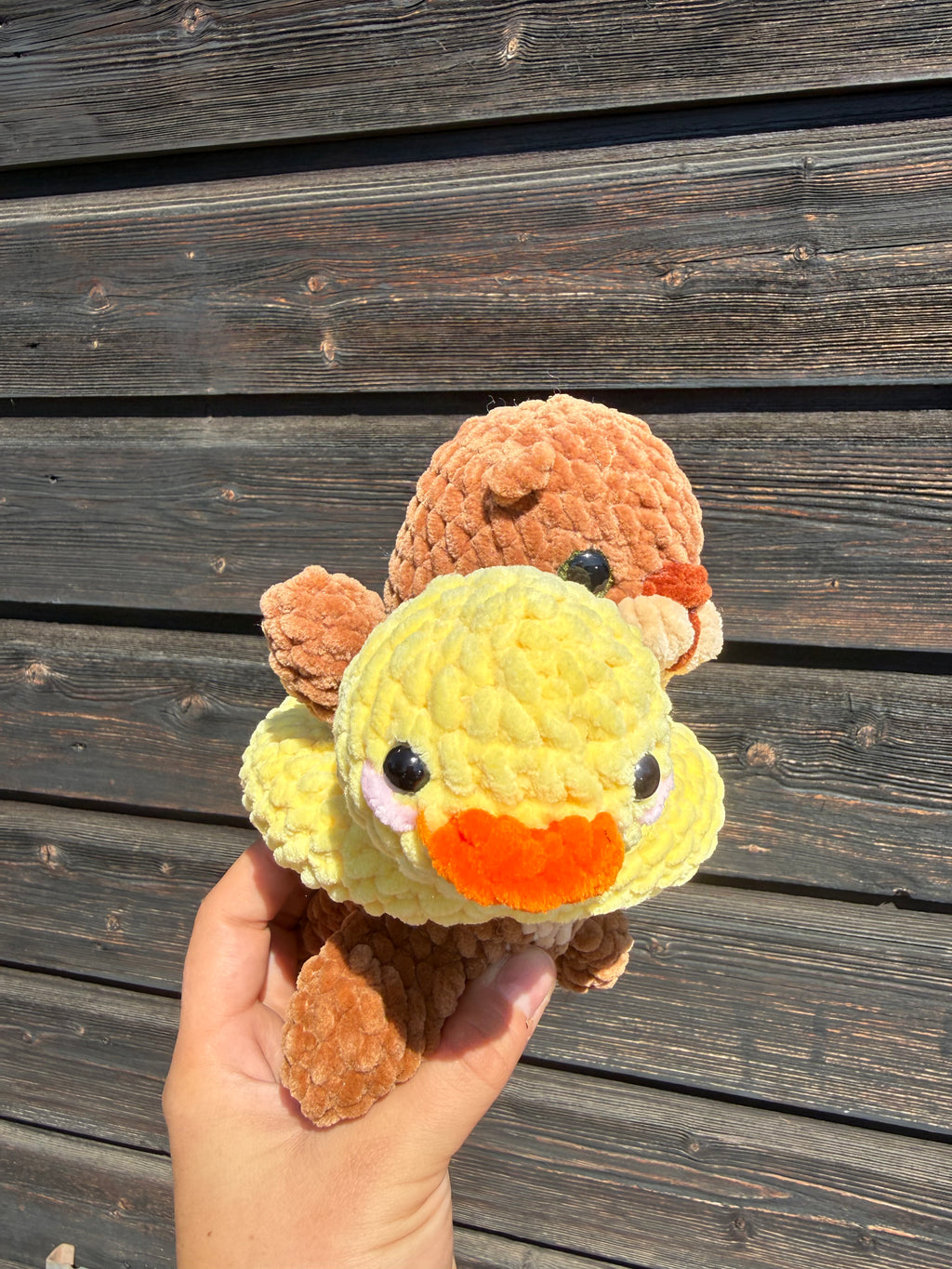Gehäkelte Amigurumi Otter mit Enten Schwimmreifen