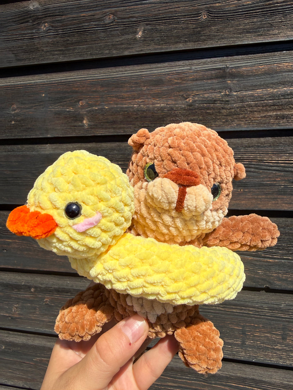 Gehäkelte Amigurumi Otter mit Enten Schwimmreifen