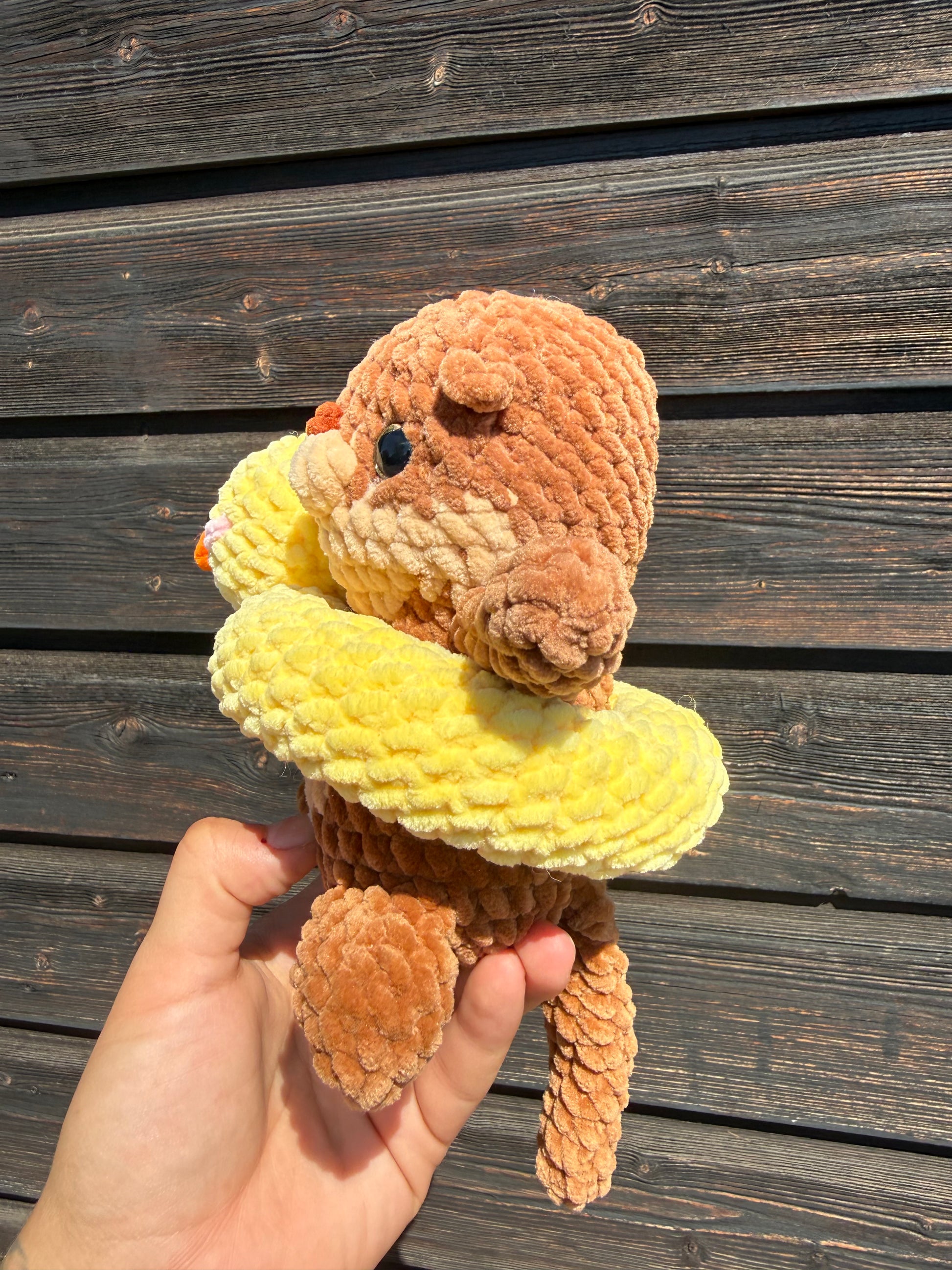 Gehäkelte Amigurumi Otter mit Enten Schwimmreifen