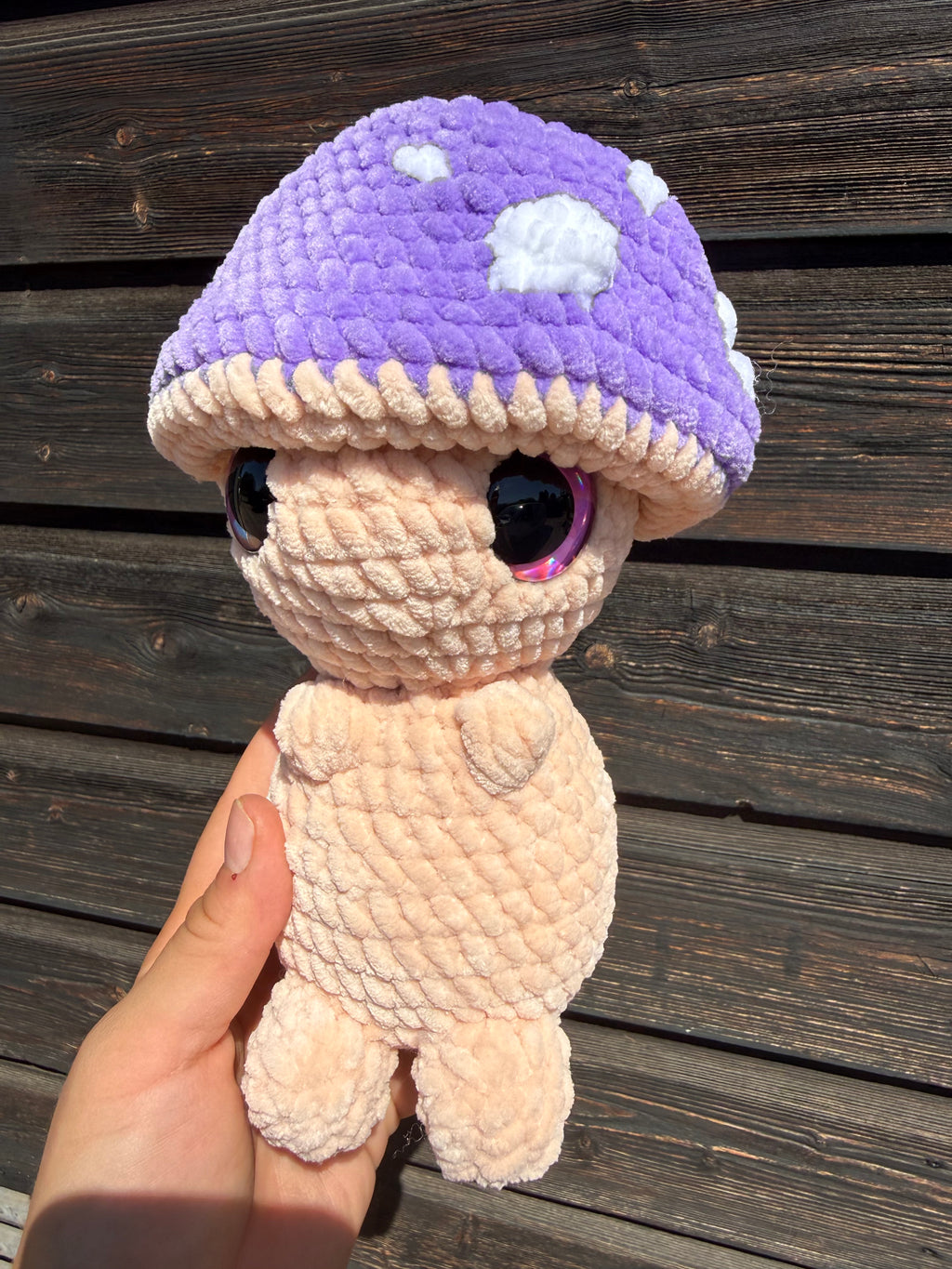 Gehäkelter Amigurumi Fliegenpilz – Hautfarben & Lila