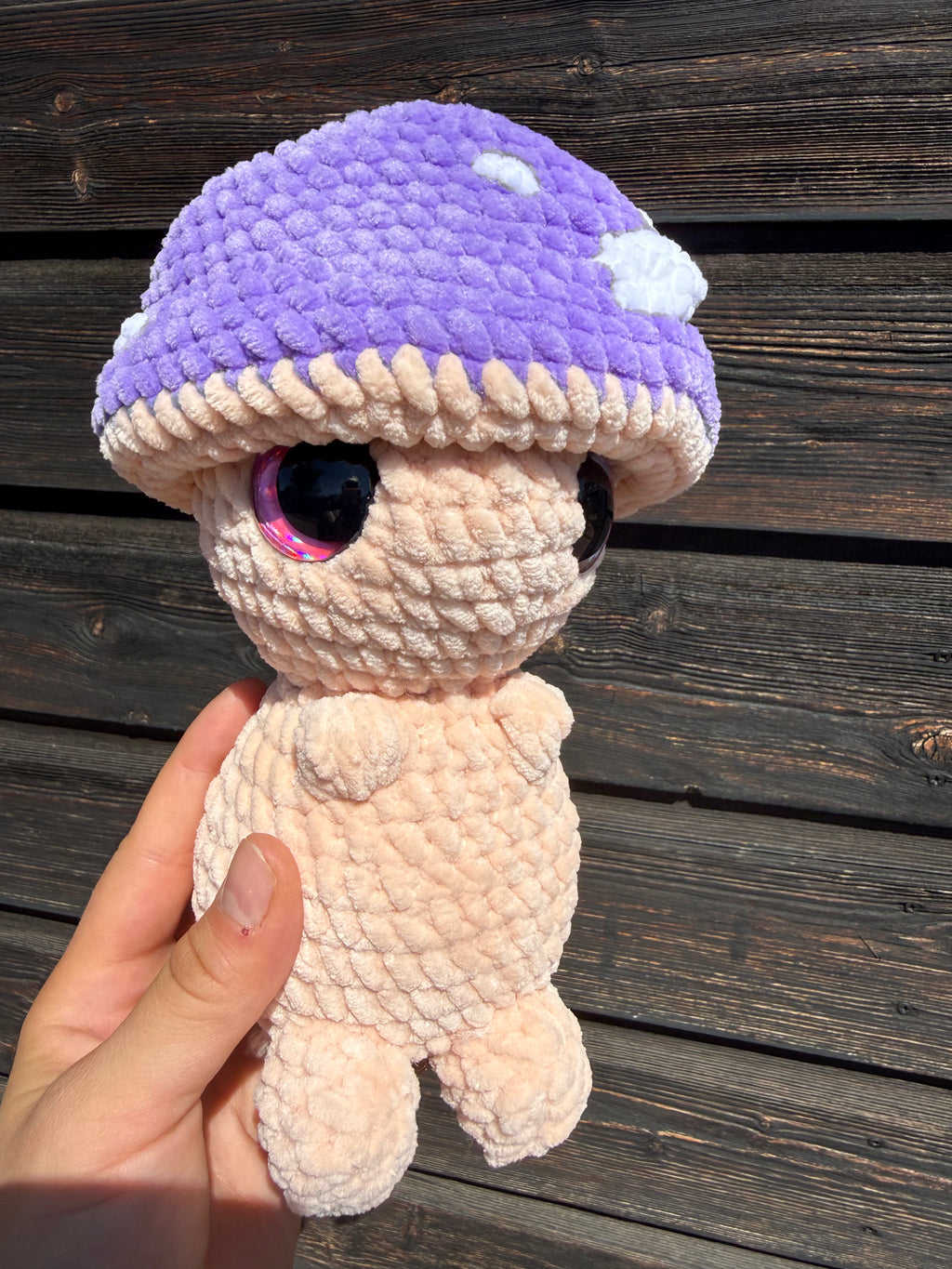Gehäkelter Amigurumi Fliegenpilz – Hautfarben & Lila