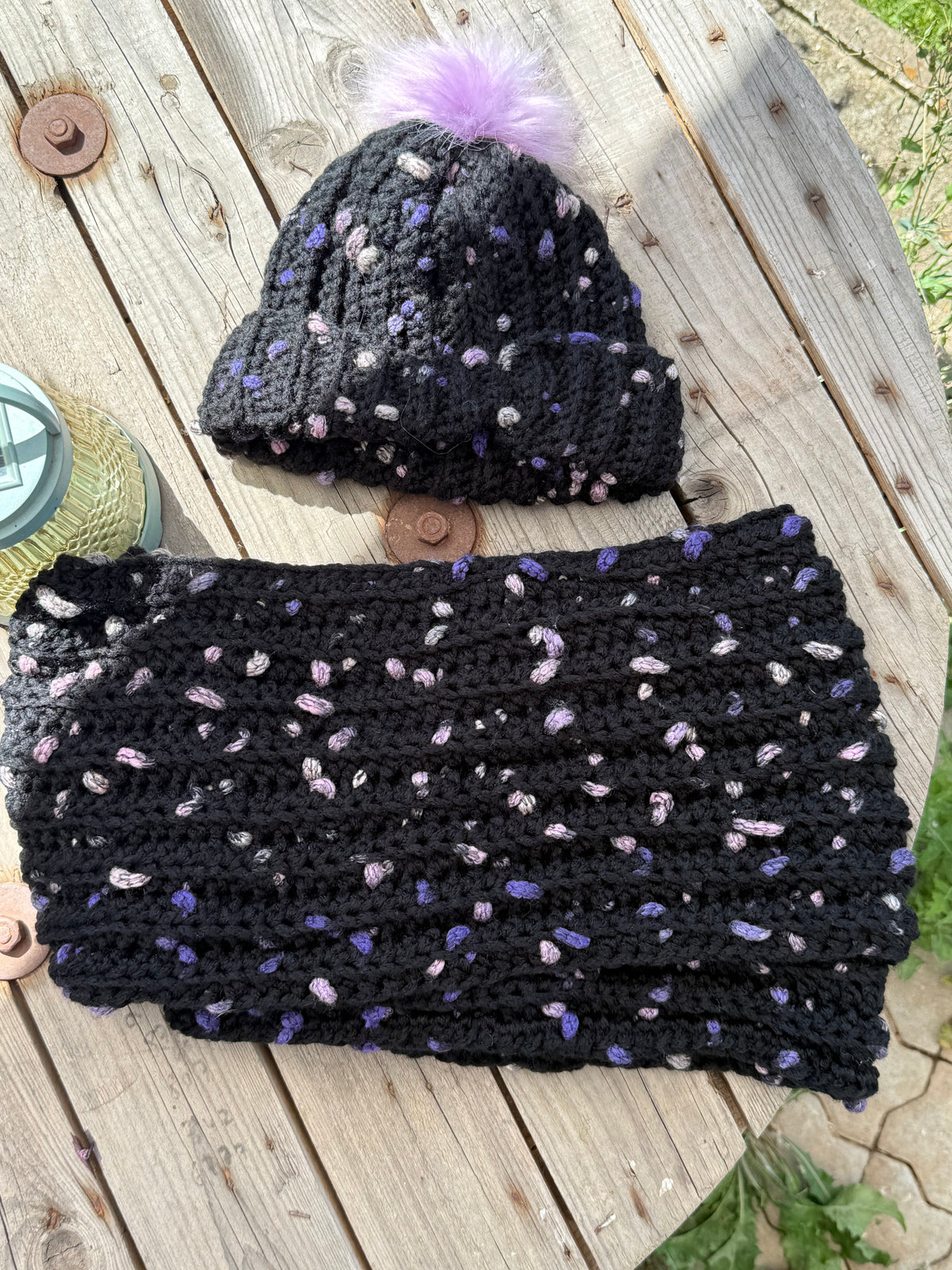 Flauschiges Mützen-Schal-Set – Schwarz mit Rosa, Weiß & Lila