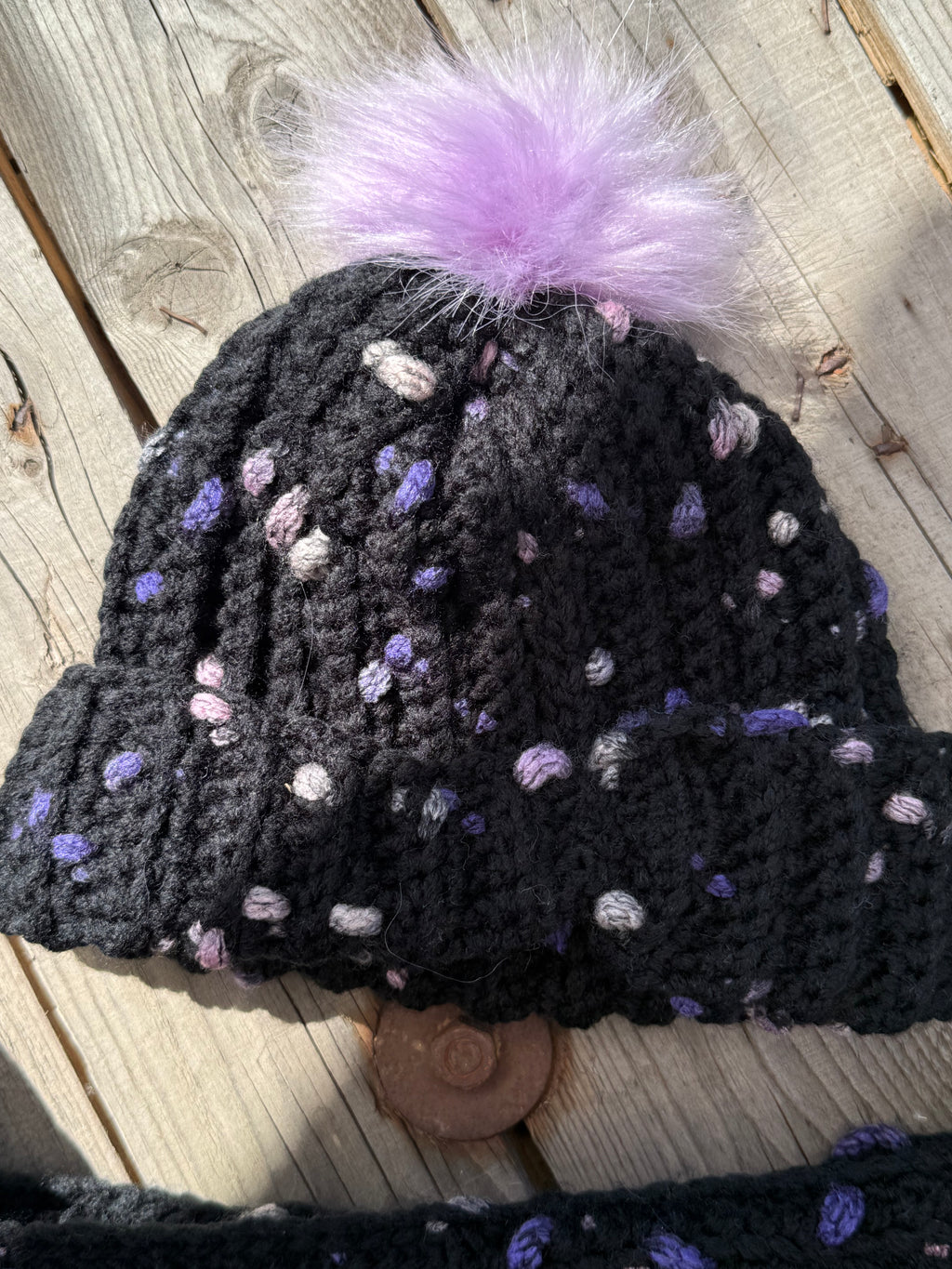 Flauschiges Mützen-Schal-Set – Schwarz mit Rosa, Weiß & Lila