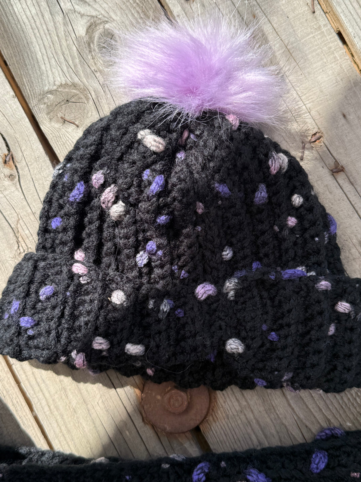 Flauschiges Mützen-Schal-Set – Schwarz mit Rosa, Weiß & Lila