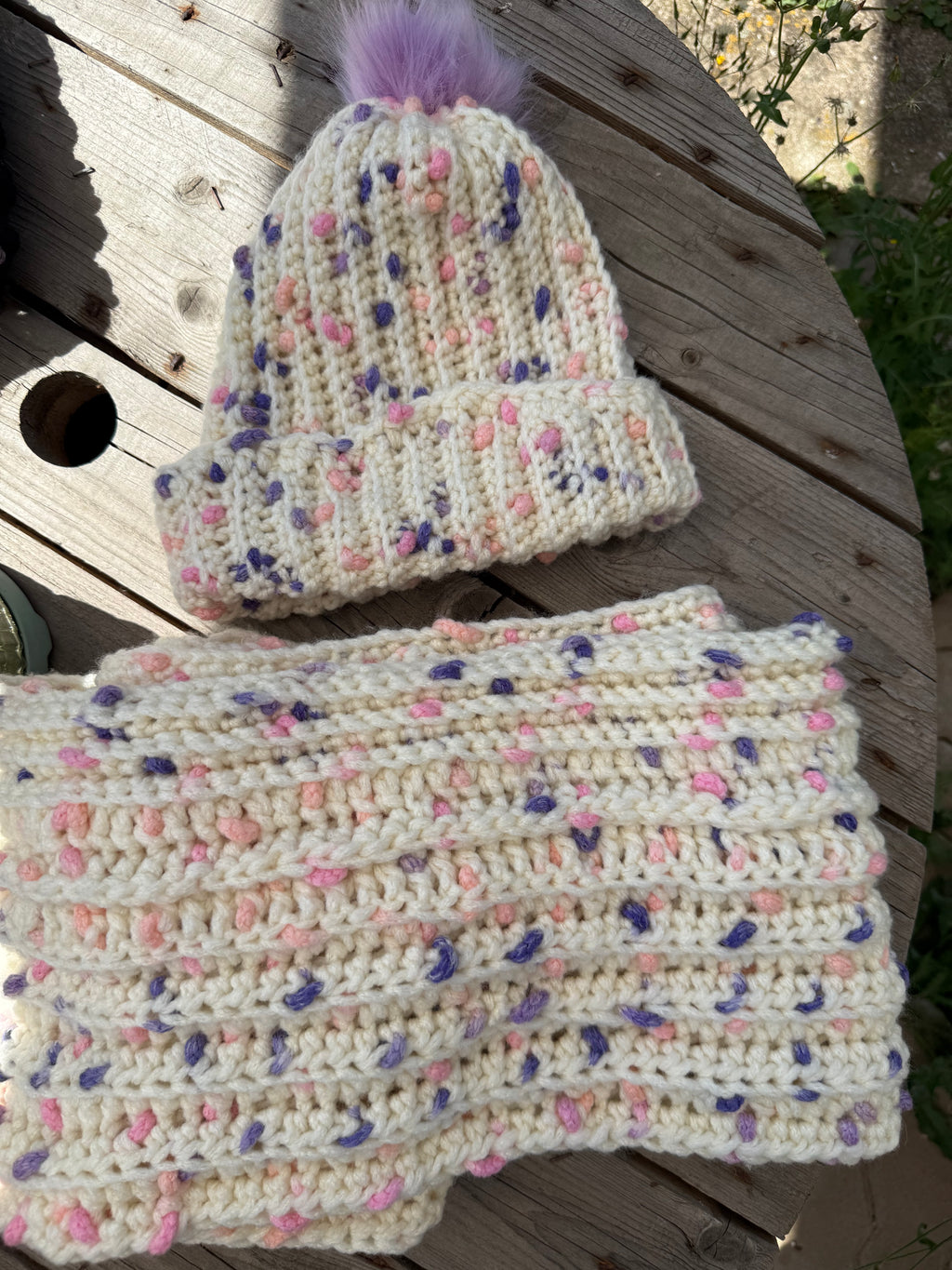 Flauschiges Mützen-Schal-Set – Weiß mit Lila, Pink & Blau