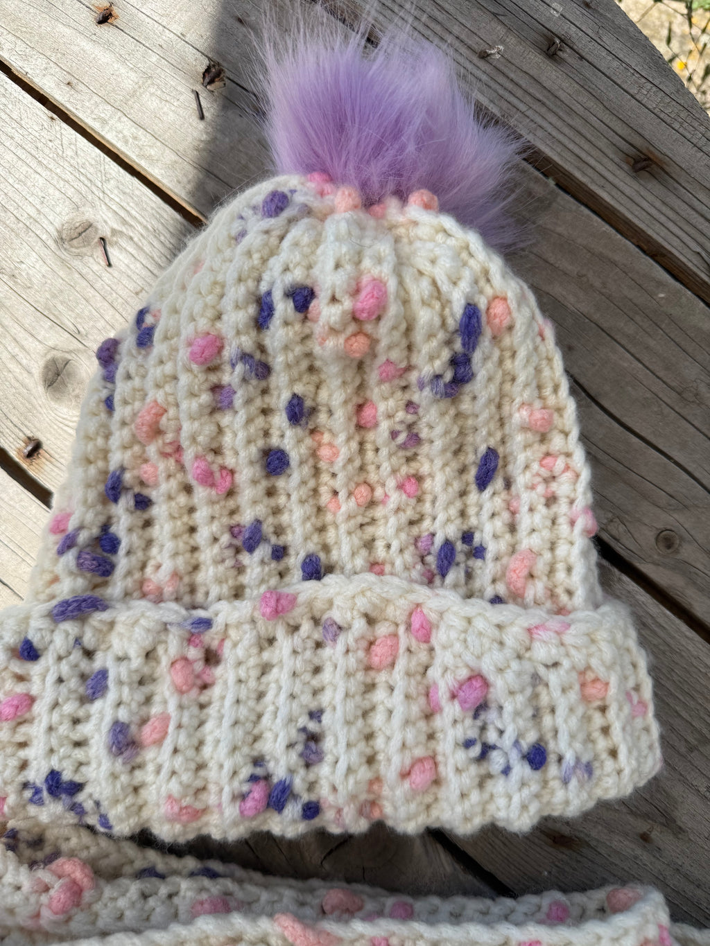Flauschiges Mützen-Schal-Set – Weiß mit Lila, Pink & Blau