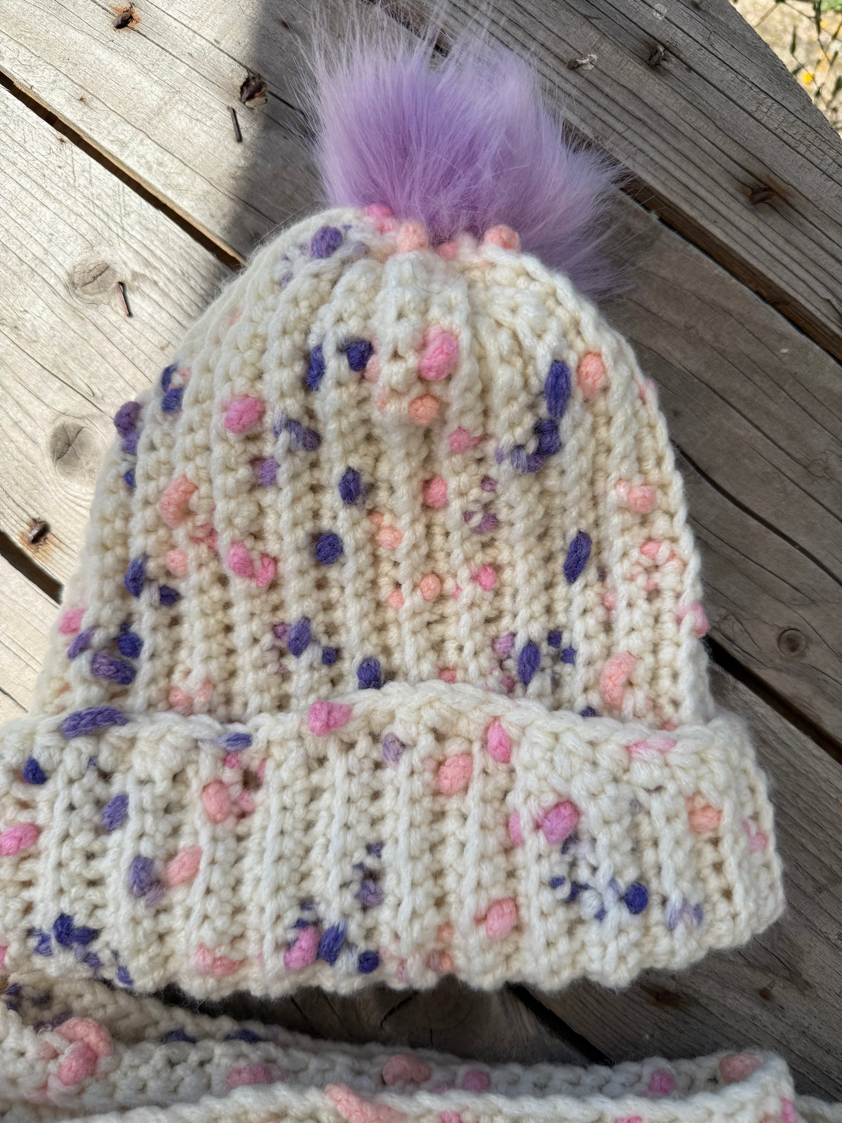 Flauschiges Mützen-Schal-Set – Weiß mit Lila, Pink & Blau