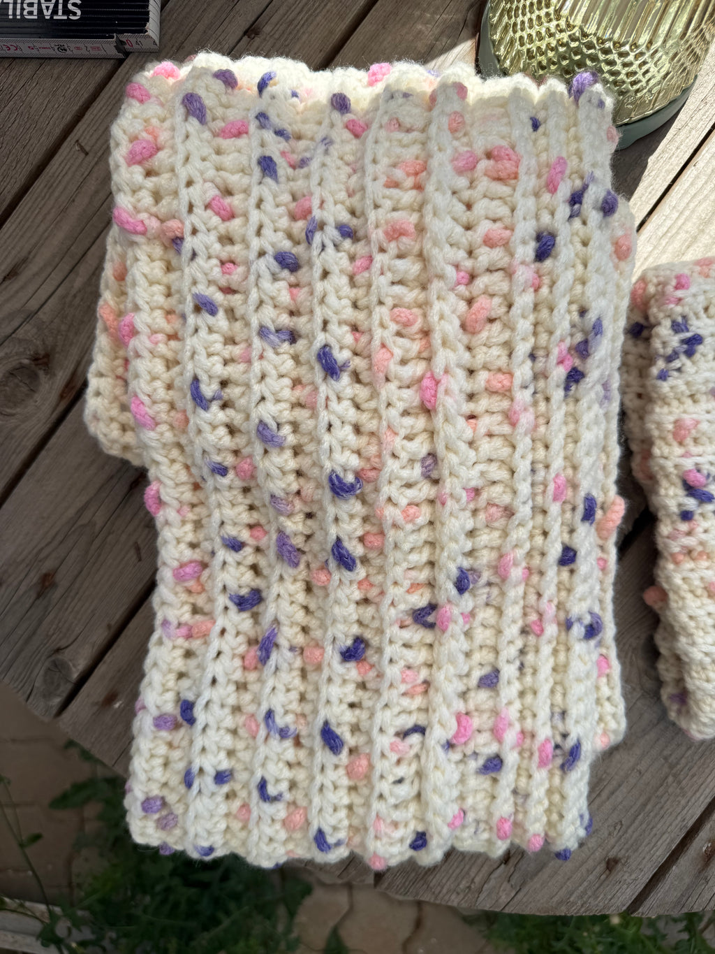 Flauschiges Mützen-Schal-Set – Weiß mit Lila, Pink & Blau