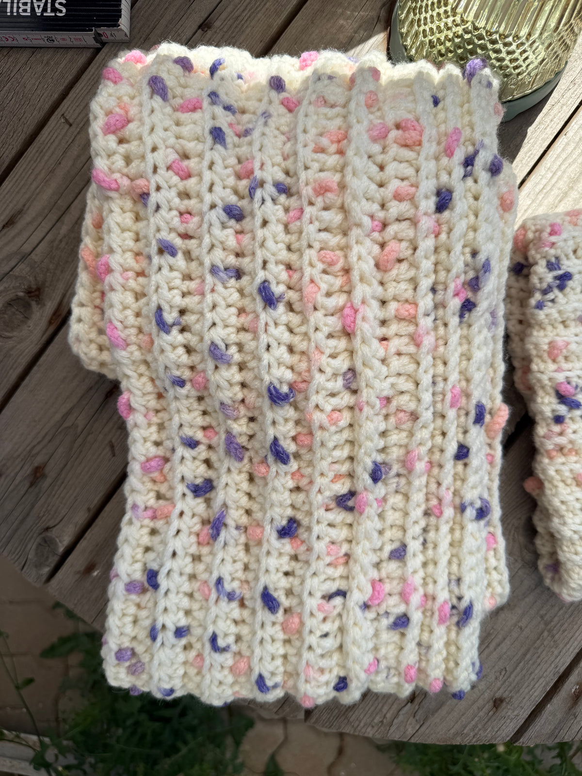 Flauschiges Mützen-Schal-Set – Weiß mit Lila, Pink & Blau