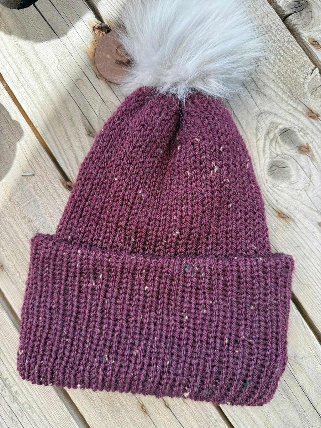 Gestrickte Mütze Brombeer Meliert – mit grauem Bommel