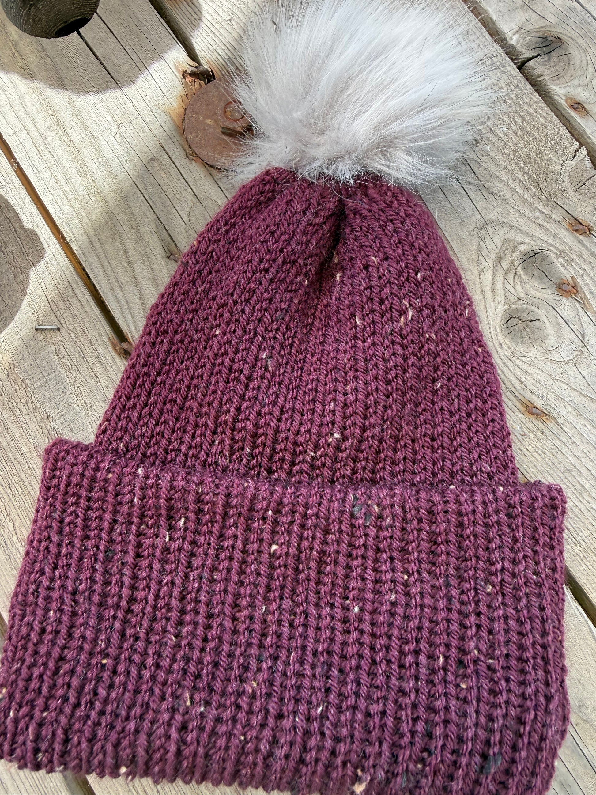 Gestrickte Mütze Brombeer Meliert – mit grauem Bommel