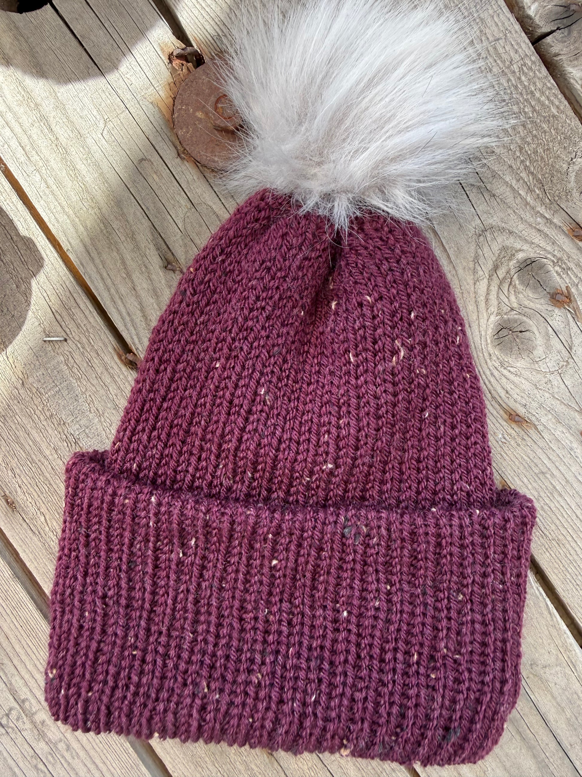 Gestrickte Mütze Brombeer Meliert – mit grauem Bommel