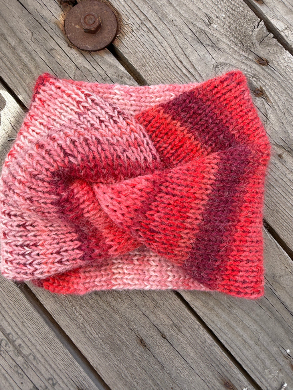 Gestricktes Stirnband mit Farbverlauf – Rottöne, Hellrot, Dunkelrot & Weiß – gedreht