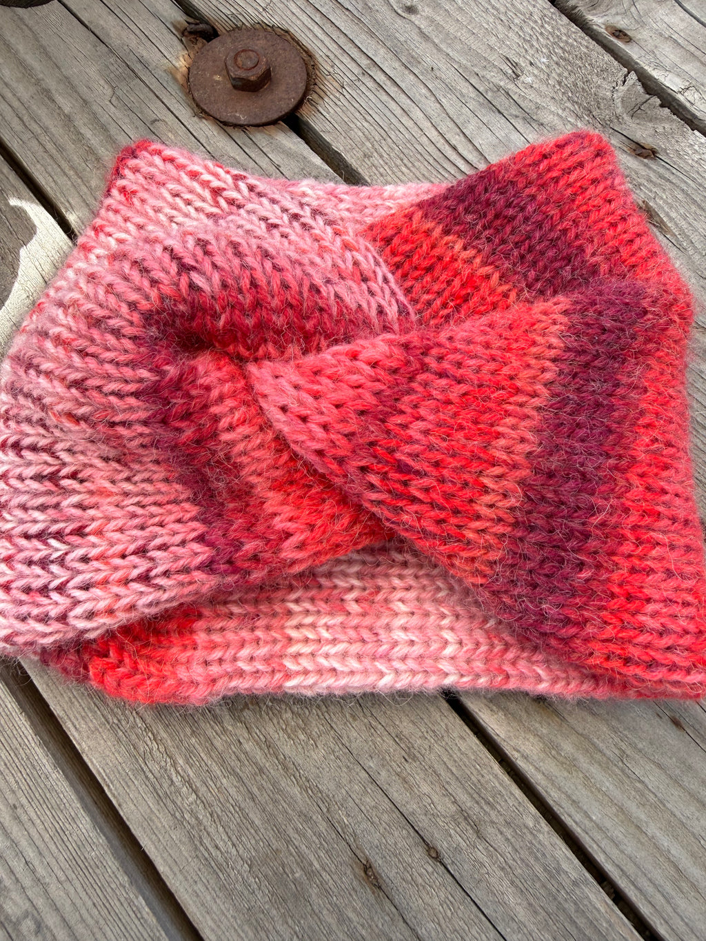 Gestricktes Stirnband mit Farbverlauf – Rottöne, Hellrot, Dunkelrot & Weiß – gedreht