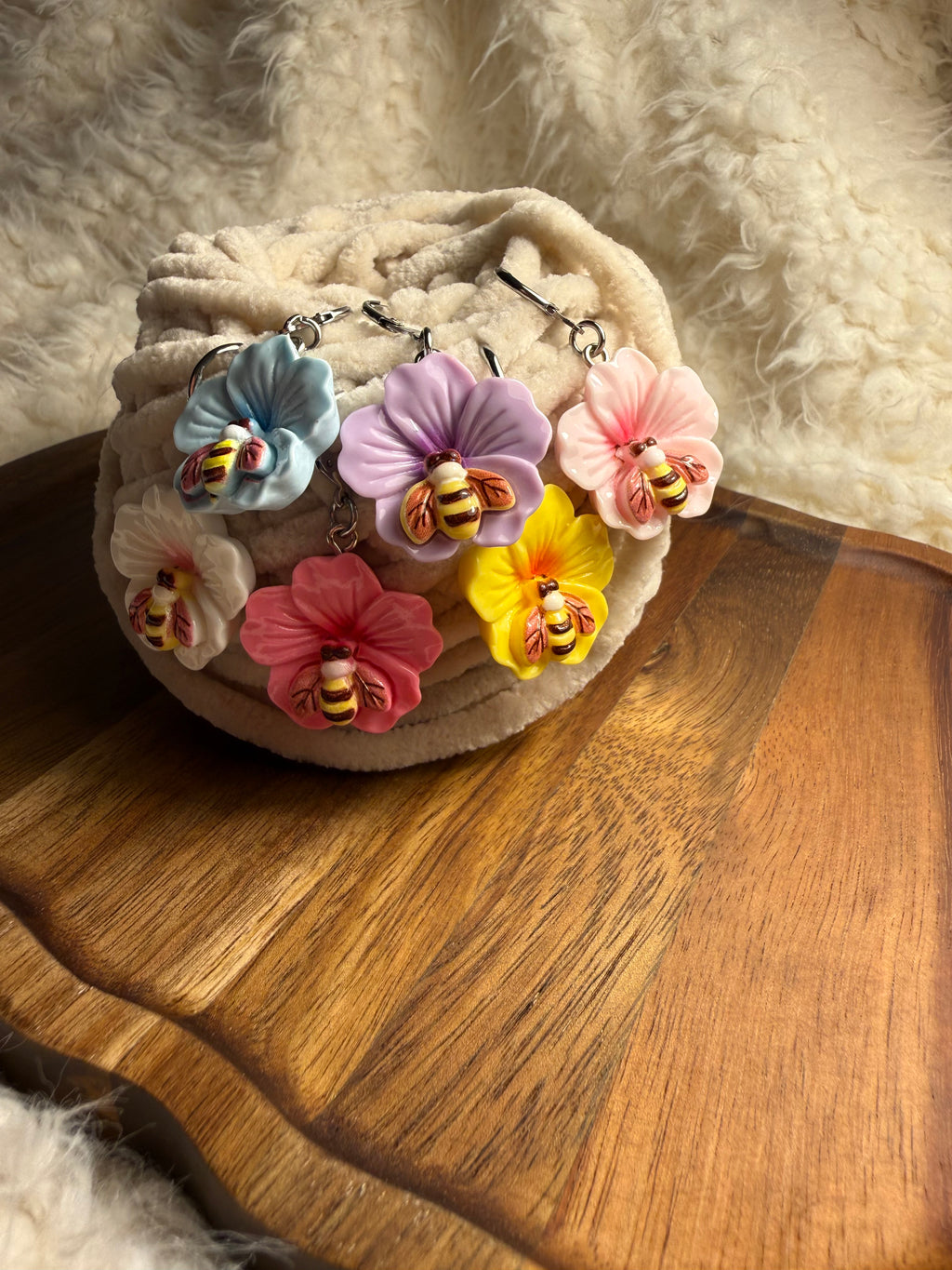 Maschenmarkierer Blumen mit Hummeln – verschiedene Farben