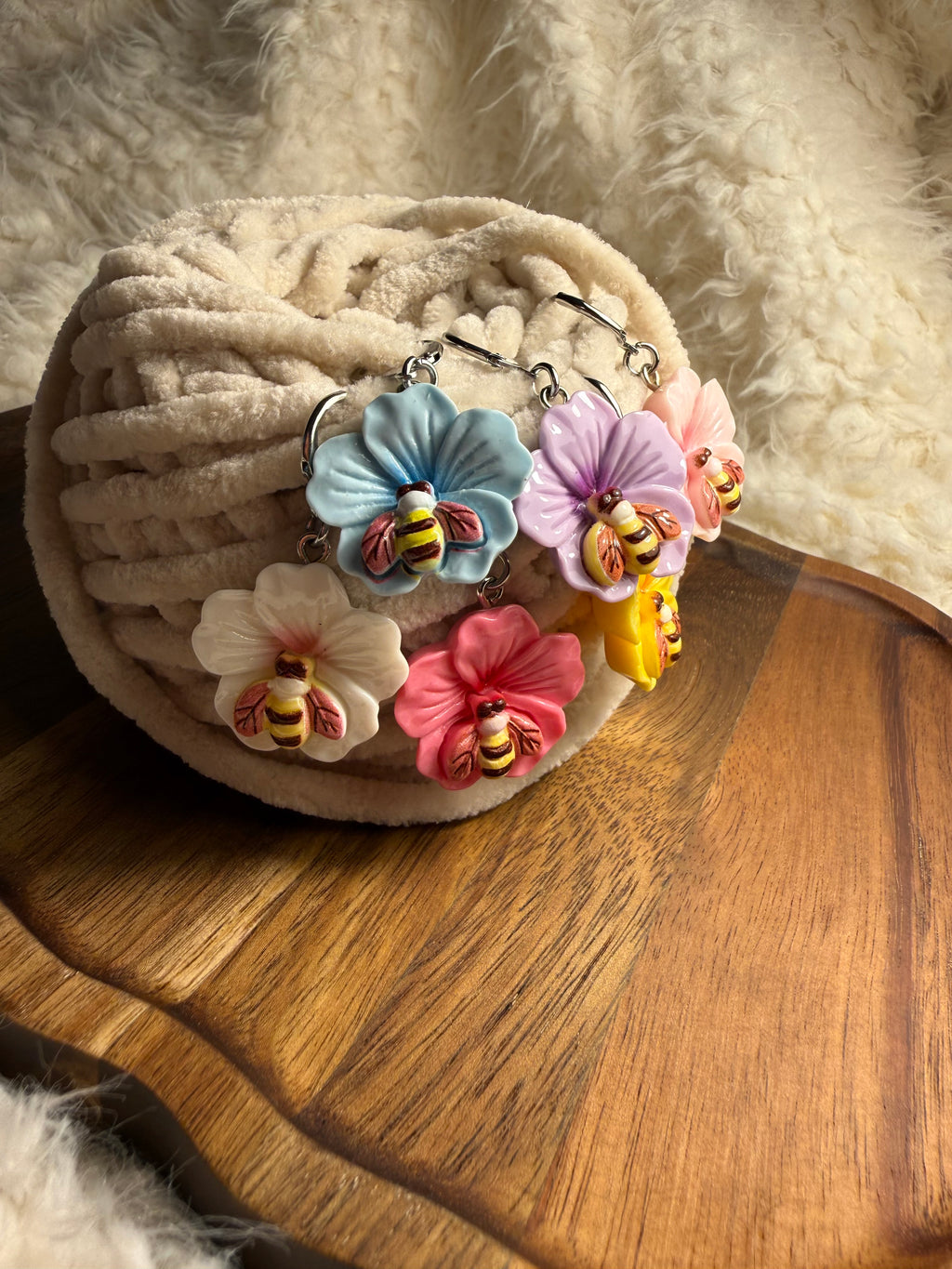 Maschenmarkierer Blumen mit Hummeln – verschiedene Farben