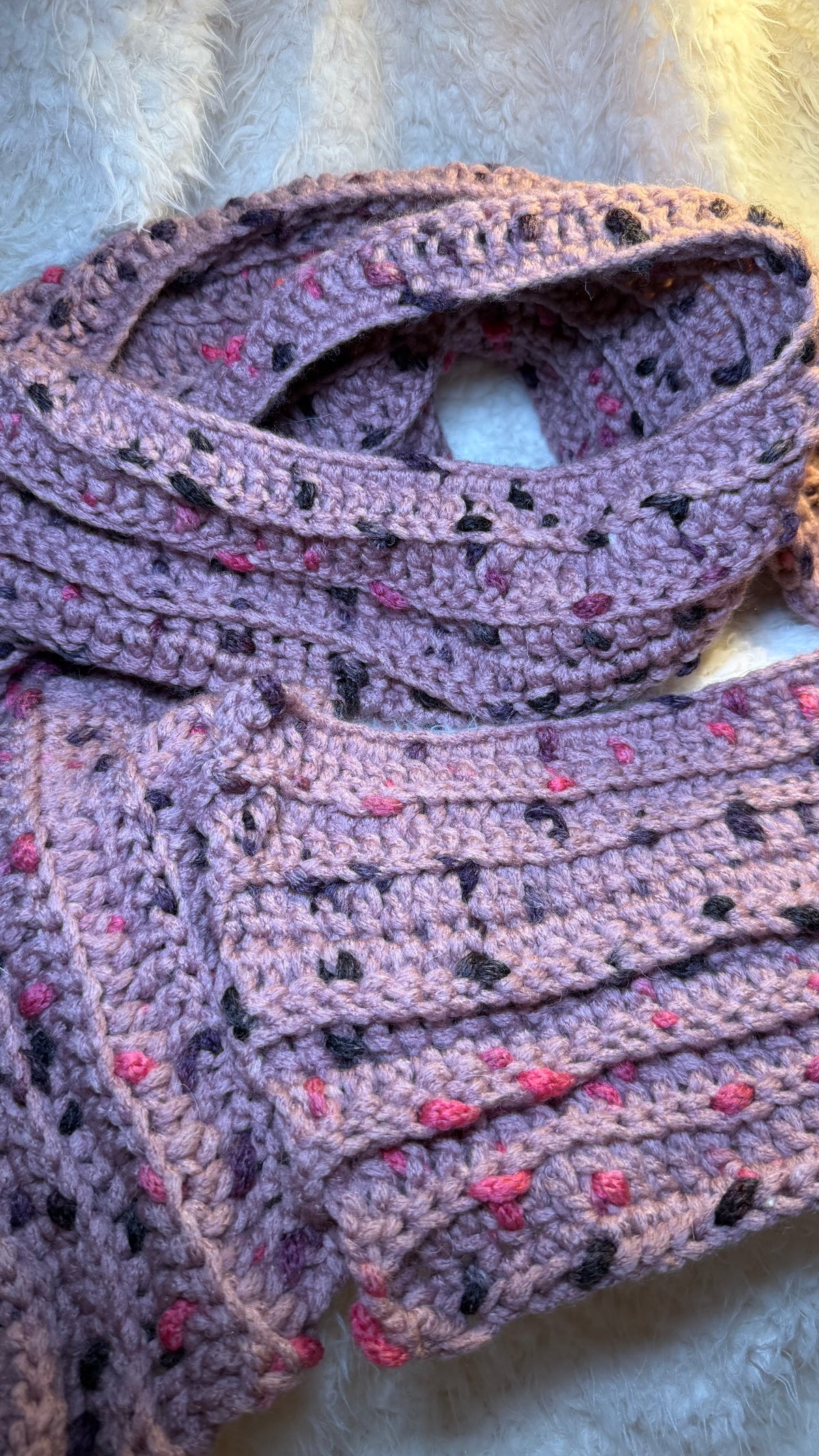 Kuschelschal XL – Mauve mit lila-pinken Farbakzenten