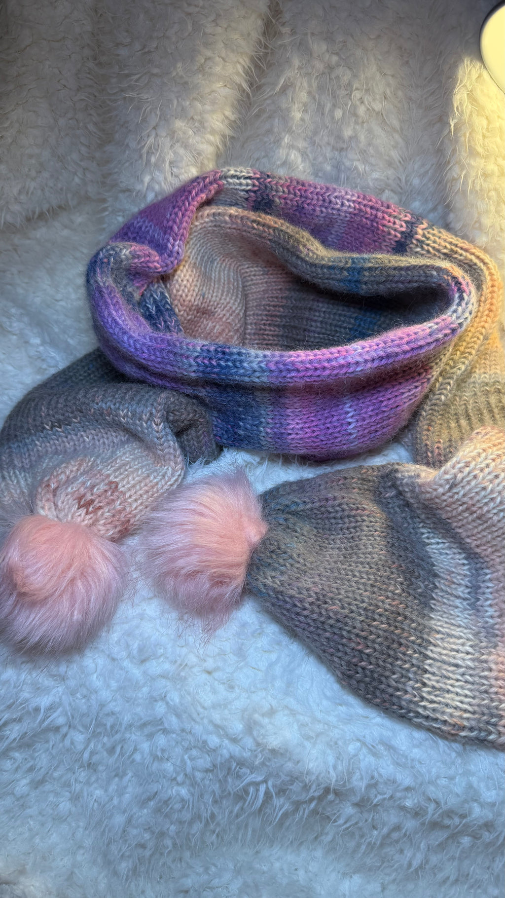 Kuschelschal SL mit rosa Bommeln – Farbverlauf Beige, Lila, Blau, Weiß & Rosa