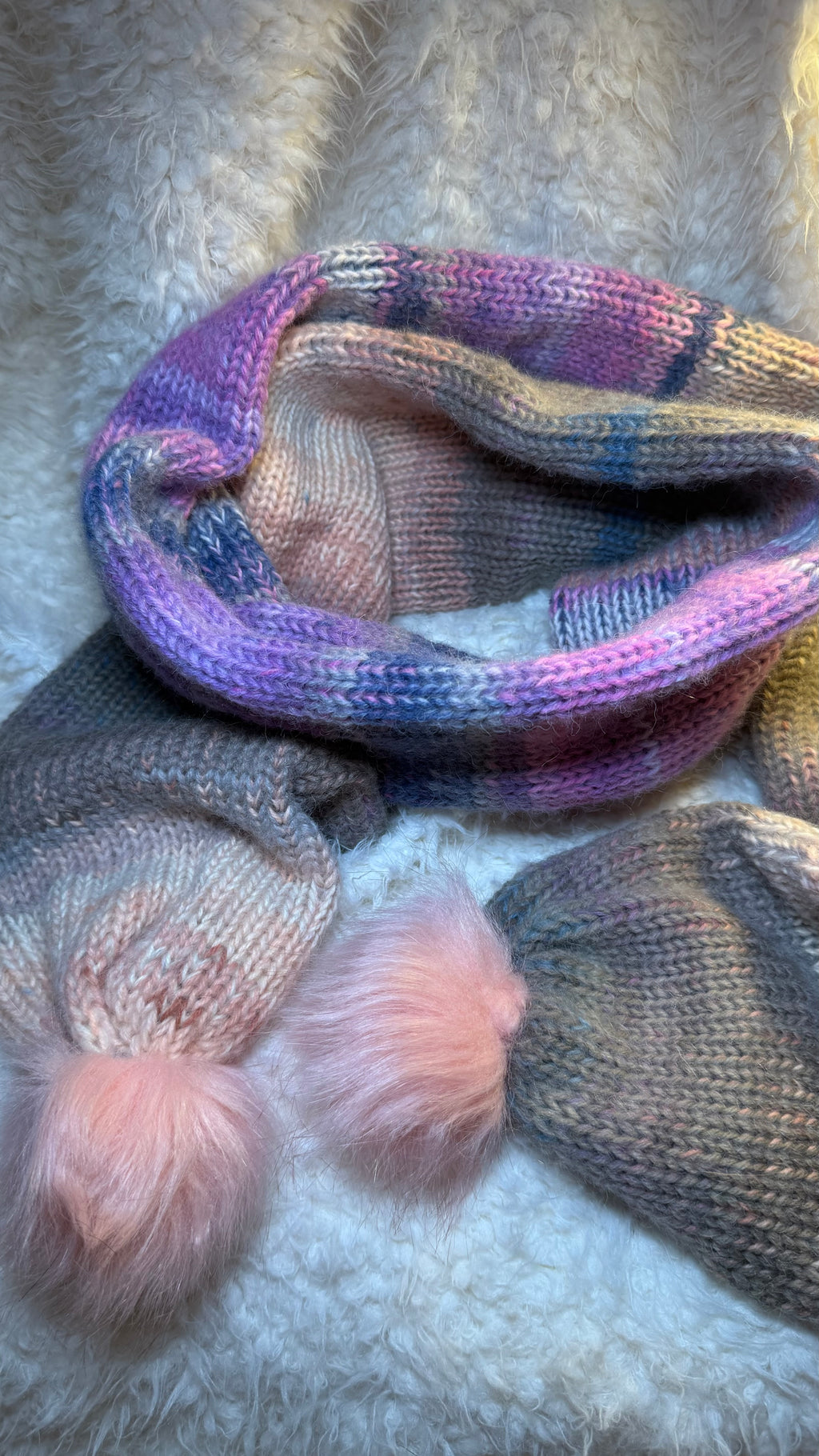 Kuschelschal SL mit rosa Bommeln – Farbverlauf Beige, Lila, Blau, Weiß & Rosa