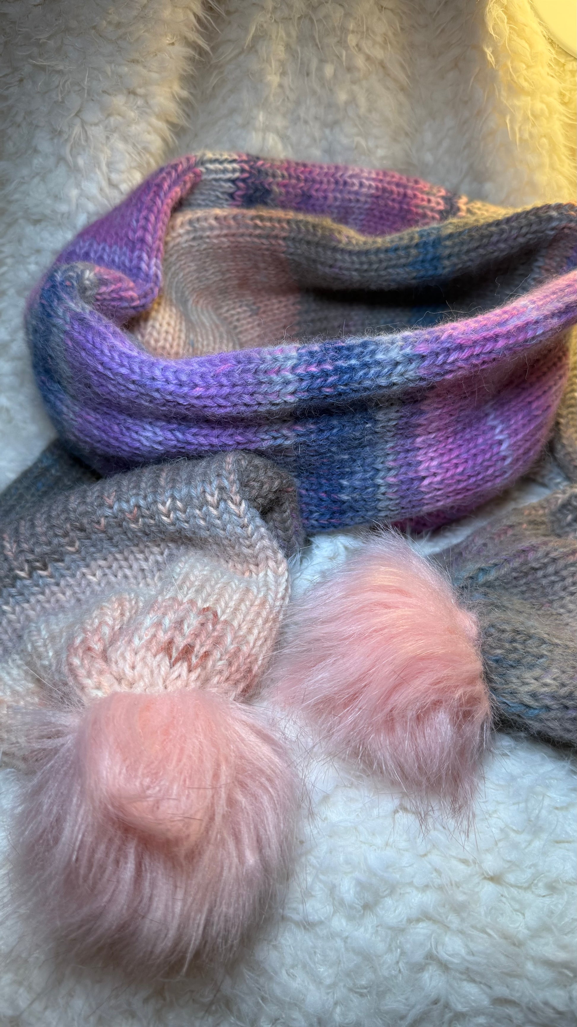 Kuschelschal SL mit rosa Bommeln – Farbverlauf Beige, Lila, Blau, Weiß & Rosa