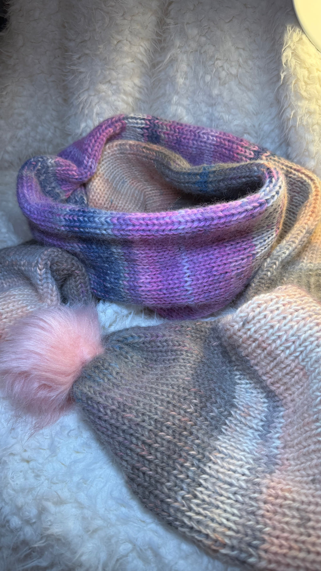 Kuschelschal SL mit rosa Bommeln – Farbverlauf Beige, Lila, Blau, Weiß & Rosa