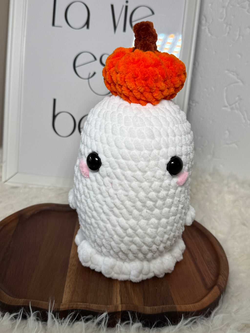 Gehäkelter Geist mit Kürbis – Amigurumi