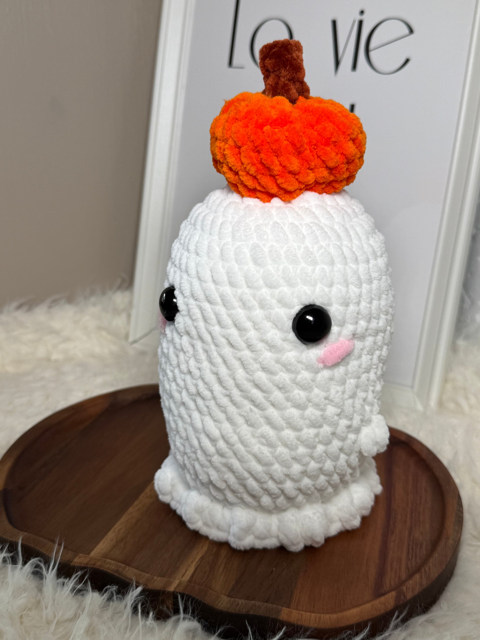 Gehäkelter Geist mit Kürbis – Amigurumi