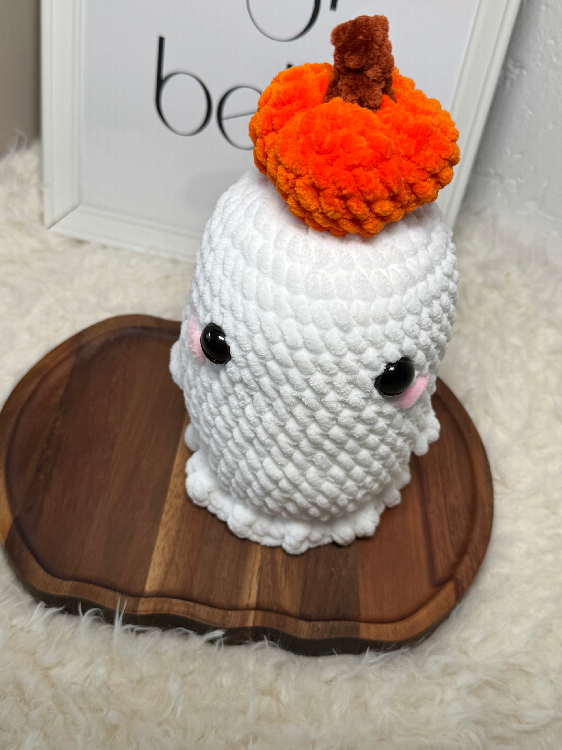 Gehäkelter Geist mit Kürbis – Amigurumi