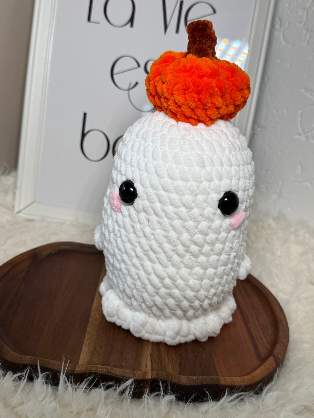 Gehäkelter Geist mit Kürbis – Amigurumi
