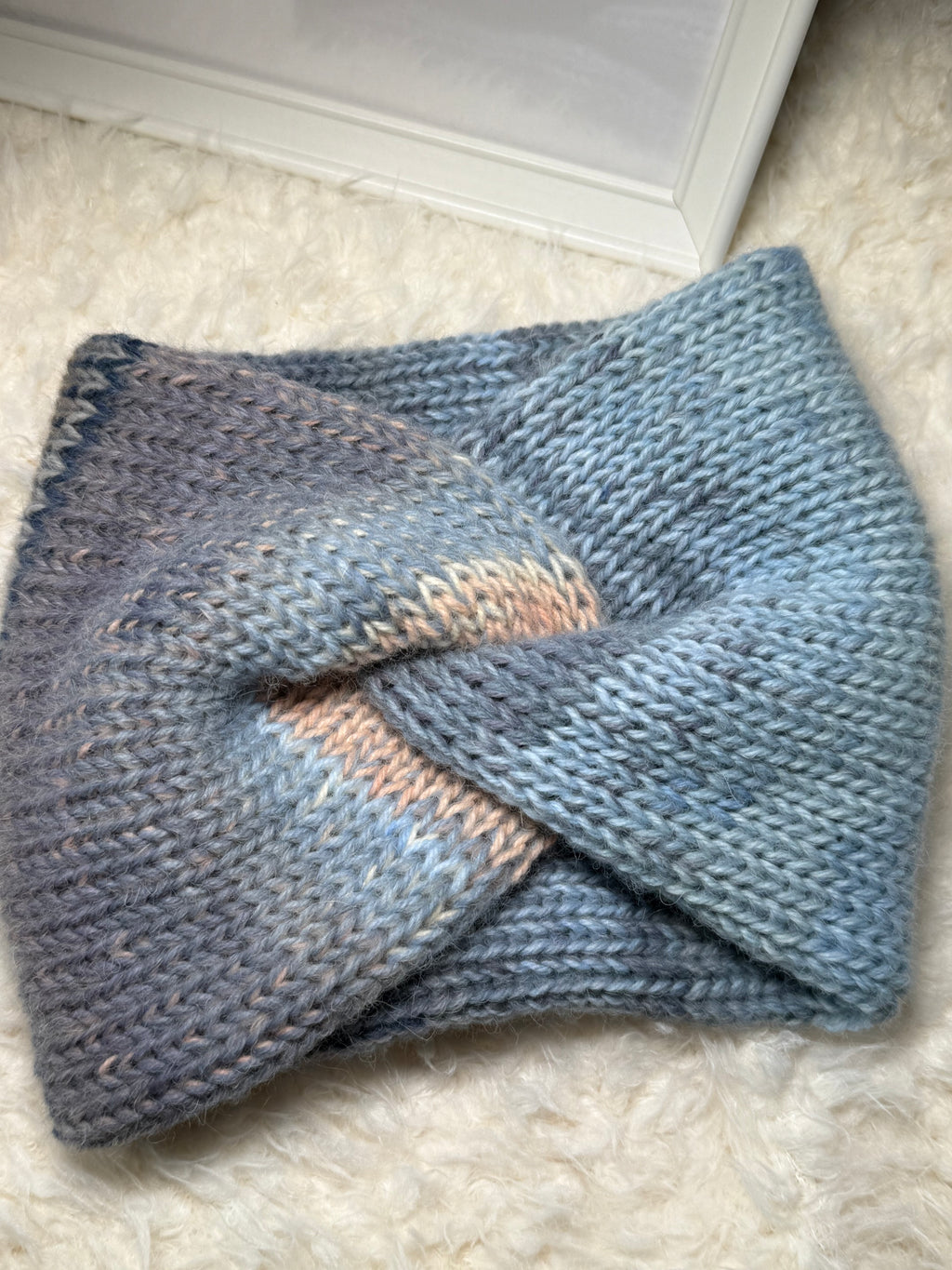Gestricktes Stirnband mit Farbverlauf – Blautöne & Weiß – gedreht