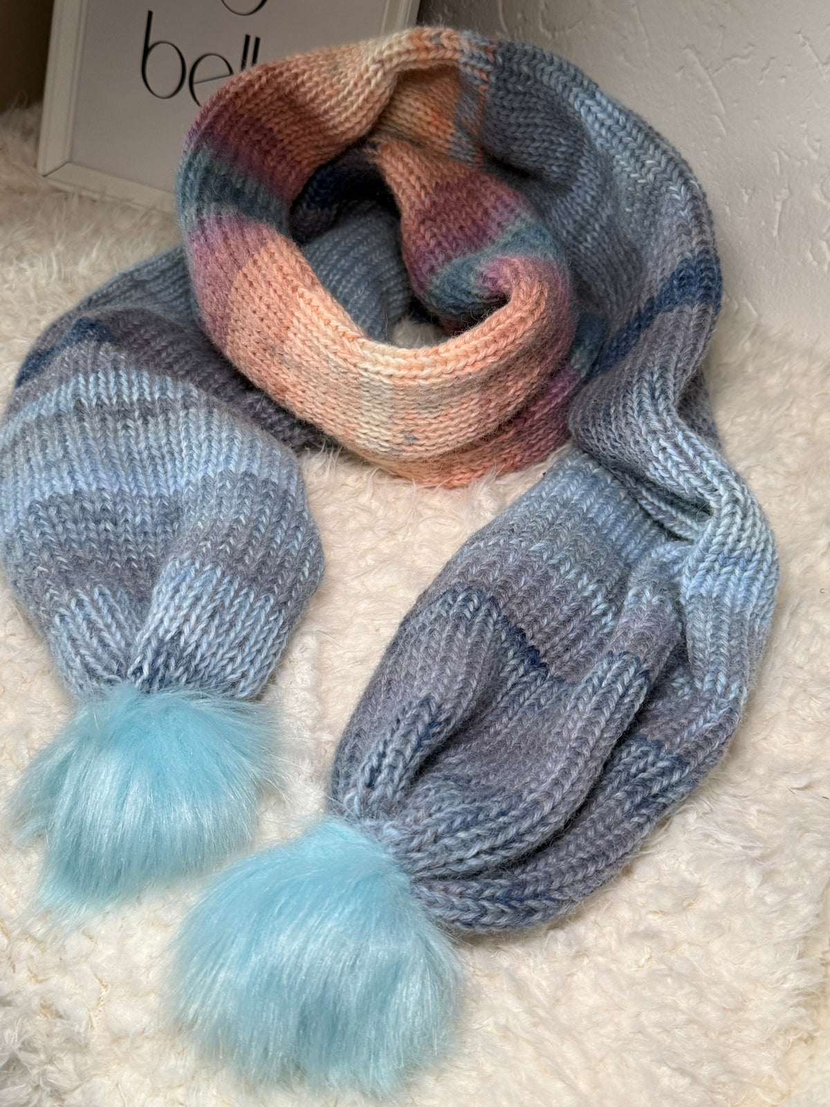 Kuschelschal xL mit blauen Bommeln – Farbverlauf in Blau-Beige-Lila