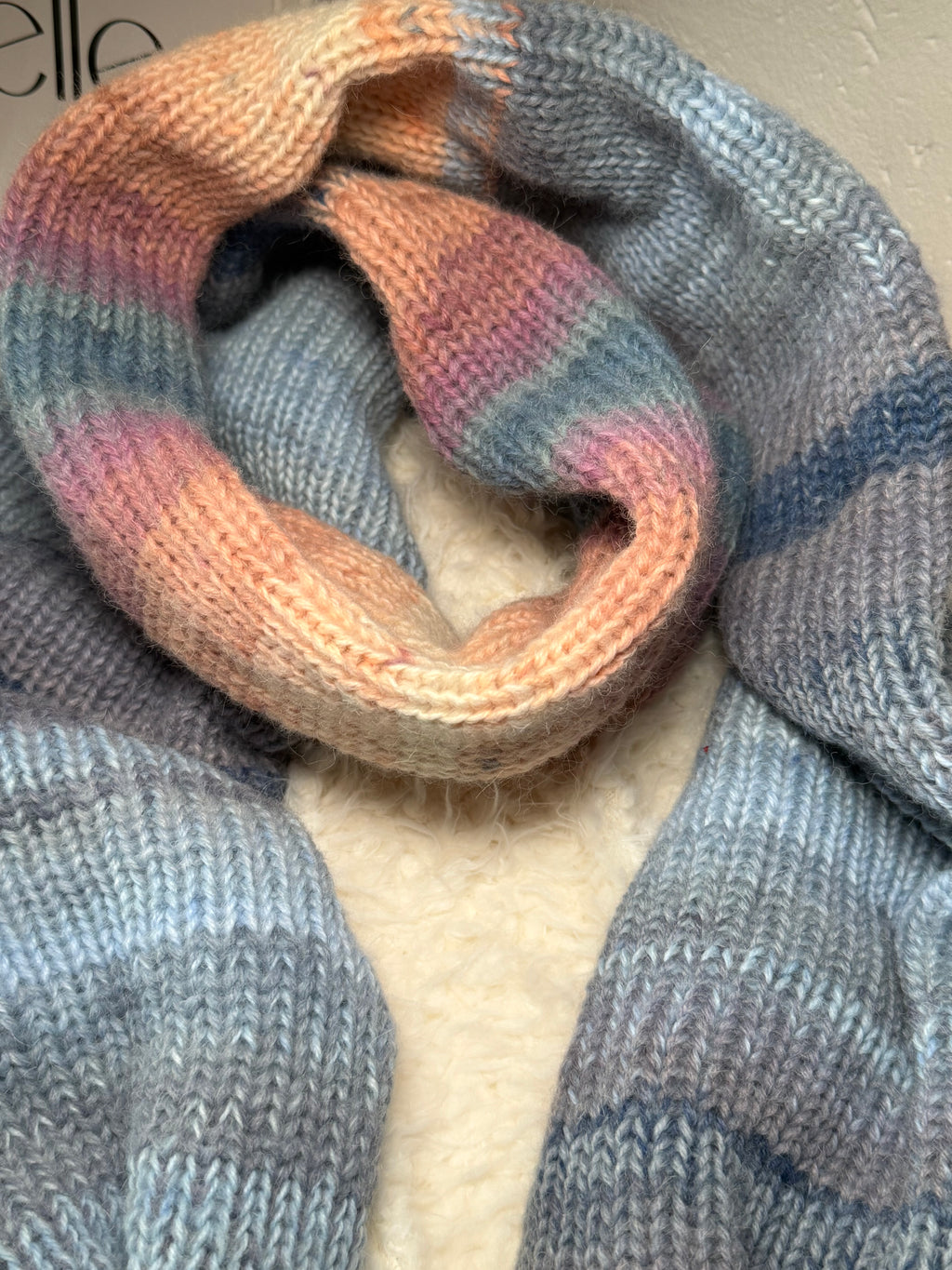 Kuschelschal xL mit blauen Bommeln – Farbverlauf in Blau-Beige-Lila